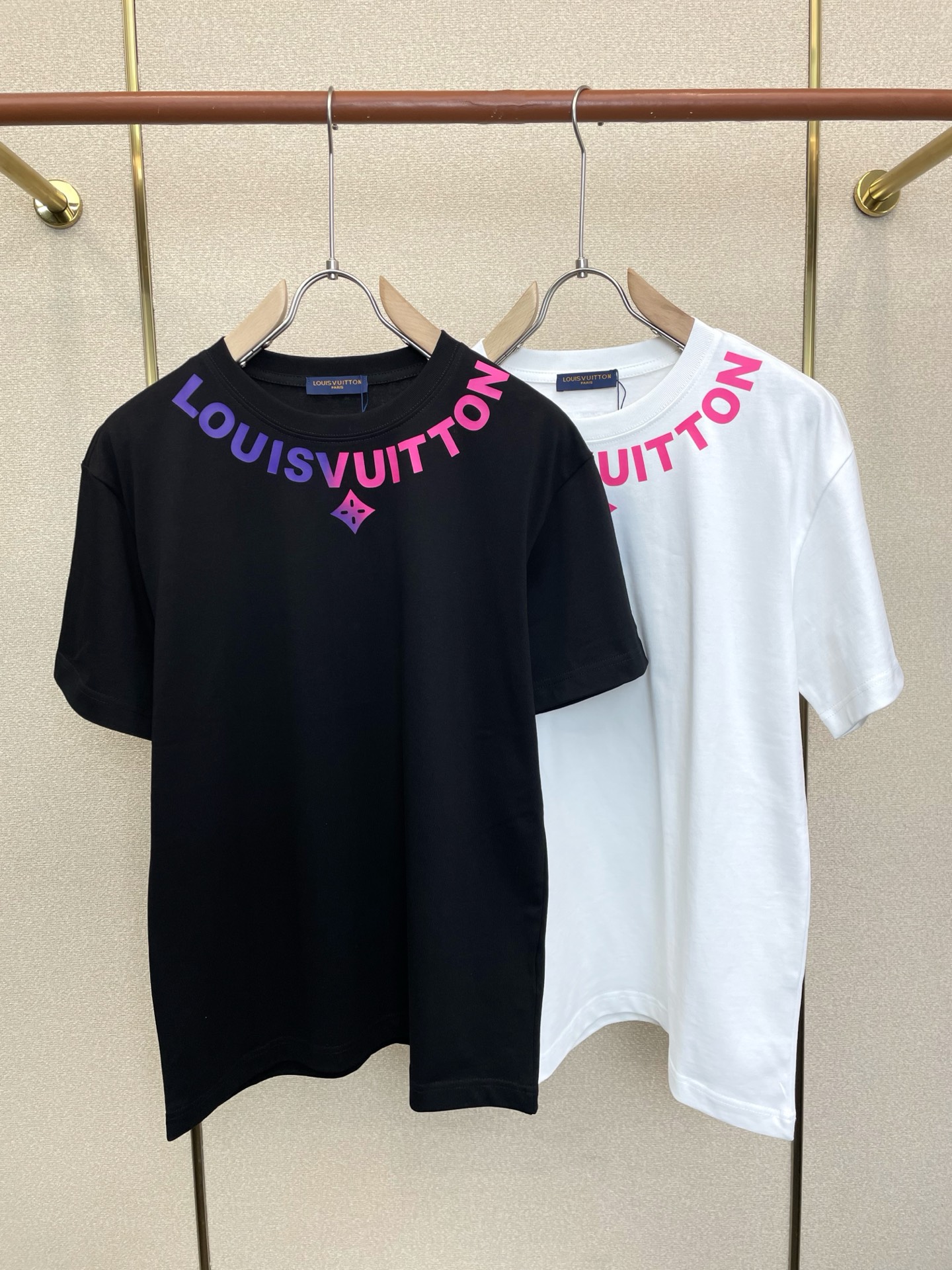 NO:915813,.Louis Vuitton is a must-have new model. Original men's casual short-sleeves. High-end customization. High-end version. Fashionable and versatile imported fabrics. Super soft and delicate feel. Skin-friendly and comfortable to wear. High-end boutique. The upper body is exquisitely made by the factory. Men's must-have items. Three labels are complete. Size S-2XL, Louis Vuitton, Louis Vuitton, T-shirt,19860909.Louis Vuitton路易威登砸锅卖铁都要上的新款新款原单男士休闲短袖 高端定制 高端版本 时尚百搭爆款进口面料 手感超柔软细腻 穿着亲肤舒适 高端精品 代工厂精细做上身非常赞 男士必备单品 三标齐全 码数S-2XL,,louis vuitton,louis vuitton,T-shirt,,Men's clothing
