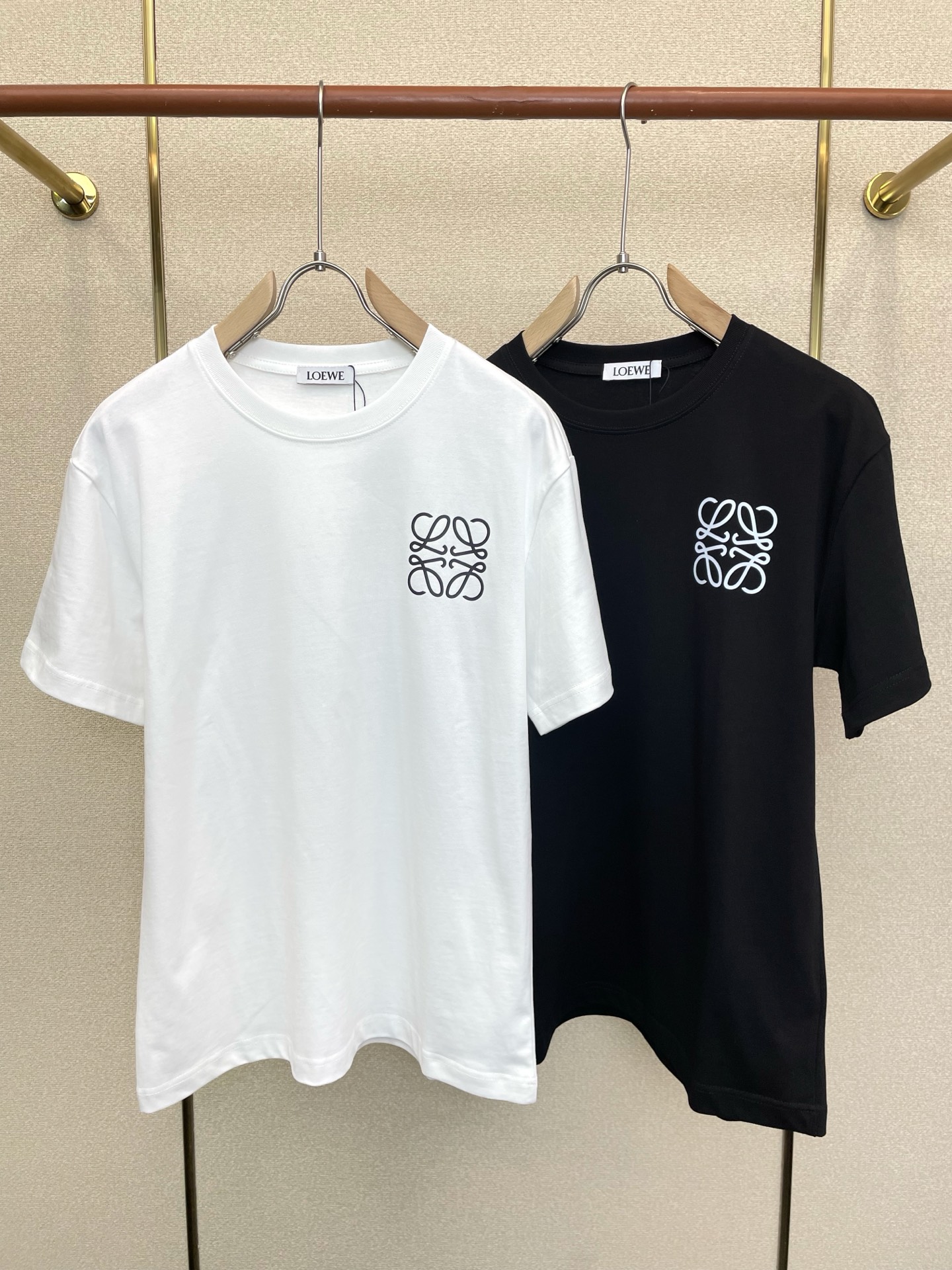 NO:915793,.LOEWE is a must-have new model of original men's casual short-sleeves. High-end customization. High-end version. Fashionable and versatile imported fabrics. Super soft and delicate feel. Skin-friendly and comfortable to wear. High-end boutique. The upper body is finely made by the factory. It is a must-have item for men. Three complete standards. Size S-2XL,,loewe,loewe,T-shirt,19860909.LOEWE罗意威砸锅卖铁都要上的新款新款原单男士休闲短袖 高端定制 高端版本 时尚百搭爆款进口面料 手感超柔软细腻 穿着亲肤舒适 高端精品 代工厂精细做上身非常赞 男士必备单品 三标齐全 码数S-2XL,,loewe,loewe,T-shirt,,Men's clothing