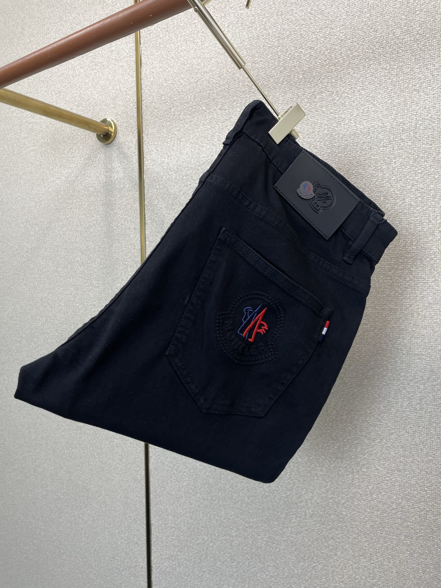 NO:915809,.Moncler's new high-end version of casual jeans that everyone has to buy. Customized fabrics at the counter. Highly breathable and comfortable, with impeccable details. The brand element design concept reflects high quality. It feels delicate and soft!  It presents a casual cut and the upper body shape is awesome!  Size 29-38,,Moncler,jeans,19860909.Moncler蒙口砸锅卖铁都要上的新款新款休闲牛仔裤高端版本 专柜定制面料 透气舒适度高,细节无可挑剔,品牌元素设计理念,体现高品质.手感细腻柔软！呈现休闲裁剪,上身版型超赞！码数29-38,,Moncler,jeans,,Men's clothing