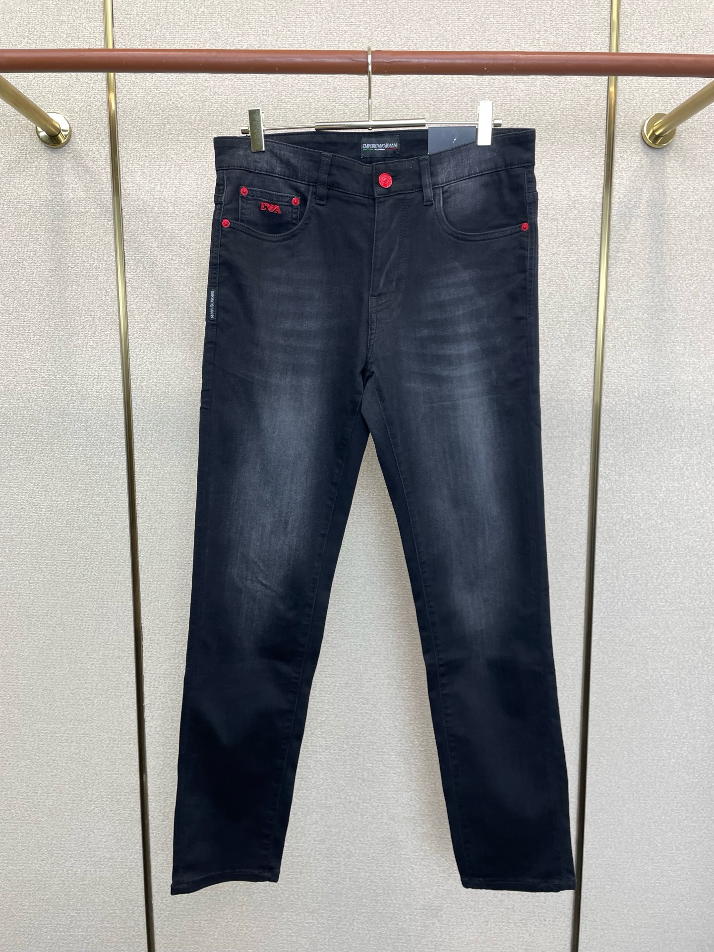 NO:913911,.ARMANI is a high-end version of the new casual jeans that everyone wants to sell. Customized fabrics at the counter. Highly breathable and comfortable, with impeccable details. The brand element design concept embodies high quality. It feels delicate and soft!  It presents a casual cut and the upper body shape is awesome!  Code number 29-38,,armani,armani,jeans,19860909.ARMANI阿玛尼砸锅卖铁都要上的新款新款休闲牛仔裤高端版本 专柜定制面料 透气舒适度高,细节无可挑剔,品牌元素设计理念,体现高品质.手感细腻柔软！呈现休闲裁剪,上身版型超赞！码数29-38,,armani,armani,jeans,,Men's clothing