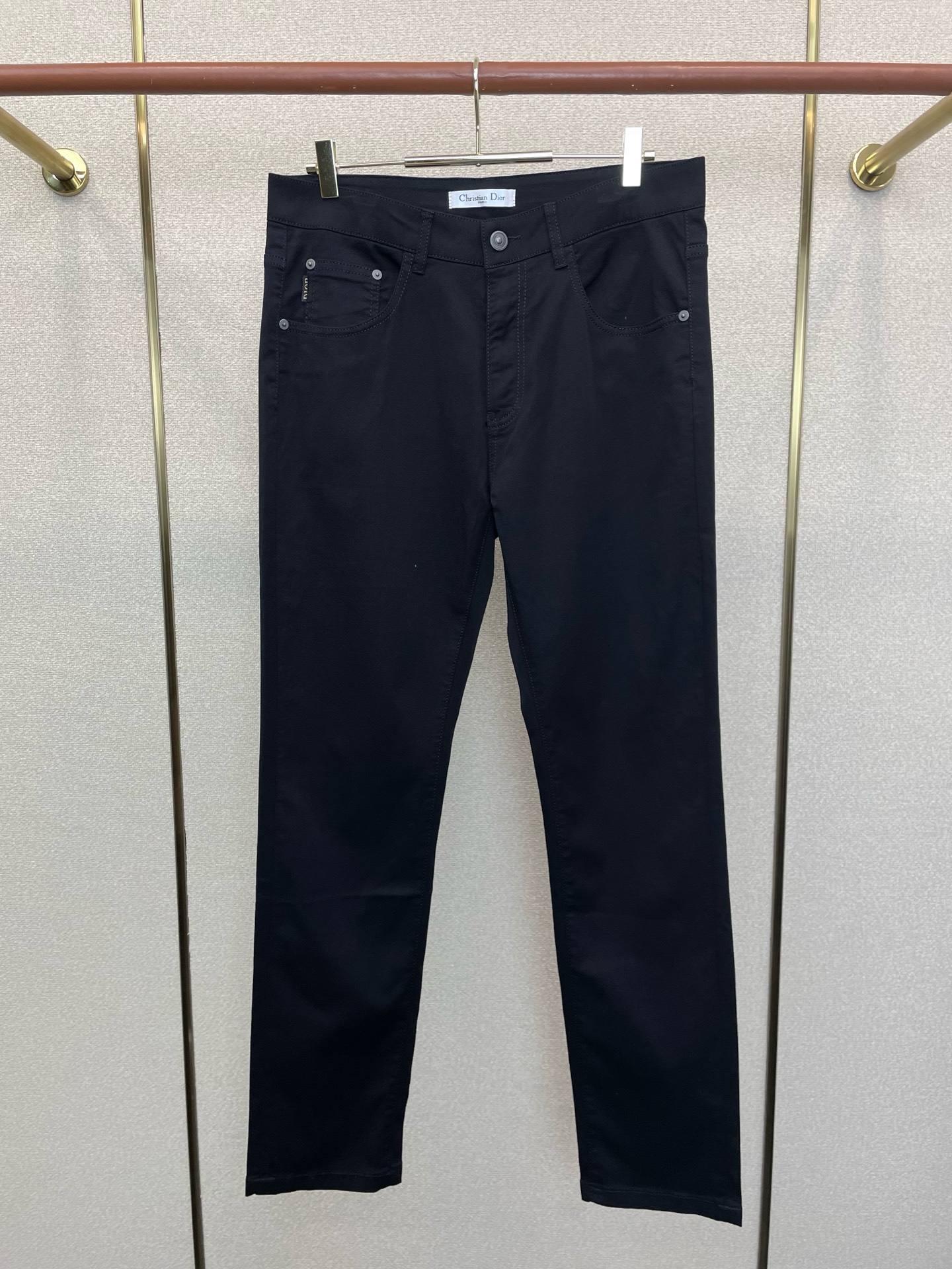 NO:913905,.Dior’s high-end version of the new casual jeans that everyone wants to buy. Customized fabrics at the counter. Highly breathable and comfortable, with impeccable details. The brand element design concept embodies high quality. It feels delicate and soft!  It presents a casual cut and the upper body shape is awesome!  Code number 29-38,,dior,dior,jeans,19860909.Dior迪奥砸锅卖铁都要上的新款新款休闲牛仔裤高端版本 专柜定制面料 透气舒适度高,细节无可挑剔,品牌元素设计理念,体现高品质.手感细腻柔软！呈现休闲裁剪,上身版型超赞！码数29-38,,dior,dior,jeans,,Men's clothing