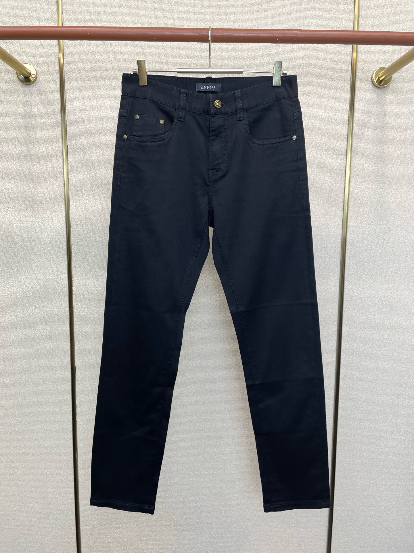 NO:913907,.Gucci's new high-end version of casual jeans that everyone will buy. Customized fabrics at the counter. Highly breathable and comfortable, with impeccable details. The brand element design concept reflects high quality. It feels delicate and soft!  It presents a casual cut and the upper body shape is awesome!  Code number 29-38,,gucci,gucci,jeans,19860909.Gucci古驰砸锅卖铁都要上的新款新款休闲牛仔裤高端版本 专柜定制面料 透气舒适度高,细节无可挑剔,品牌元素设计理念,体现高品质.手感细腻柔软！呈现休闲裁剪,上身版型超赞！码数29-38,,gucci,gucci,jeans,,Men's clothing