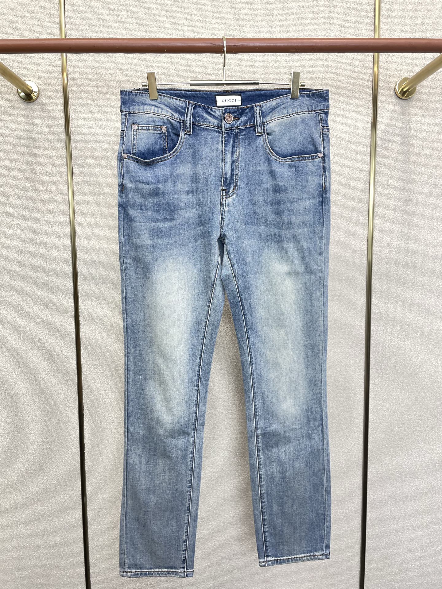 NO:913917,.Gucci's new high-end version of casual jeans that everyone will buy. Customized fabrics at the counter. Highly breathable and comfortable, with impeccable details. The brand element design concept reflects high quality. It feels delicate and soft!  It presents a casual cut and the upper body shape is awesome!  Code number 29-38,,gucci,gucci,jeans,19860909.Gucci古驰砸锅卖铁都要上的新款新款休闲牛仔裤高端版本 专柜定制面料 透气舒适度高,细节无可挑剔,品牌元素设计理念,体现高品质.手感细腻柔软！呈现休闲裁剪,上身版型超赞！码数29-38,,gucci,gucci,jeans,,Men's clothing