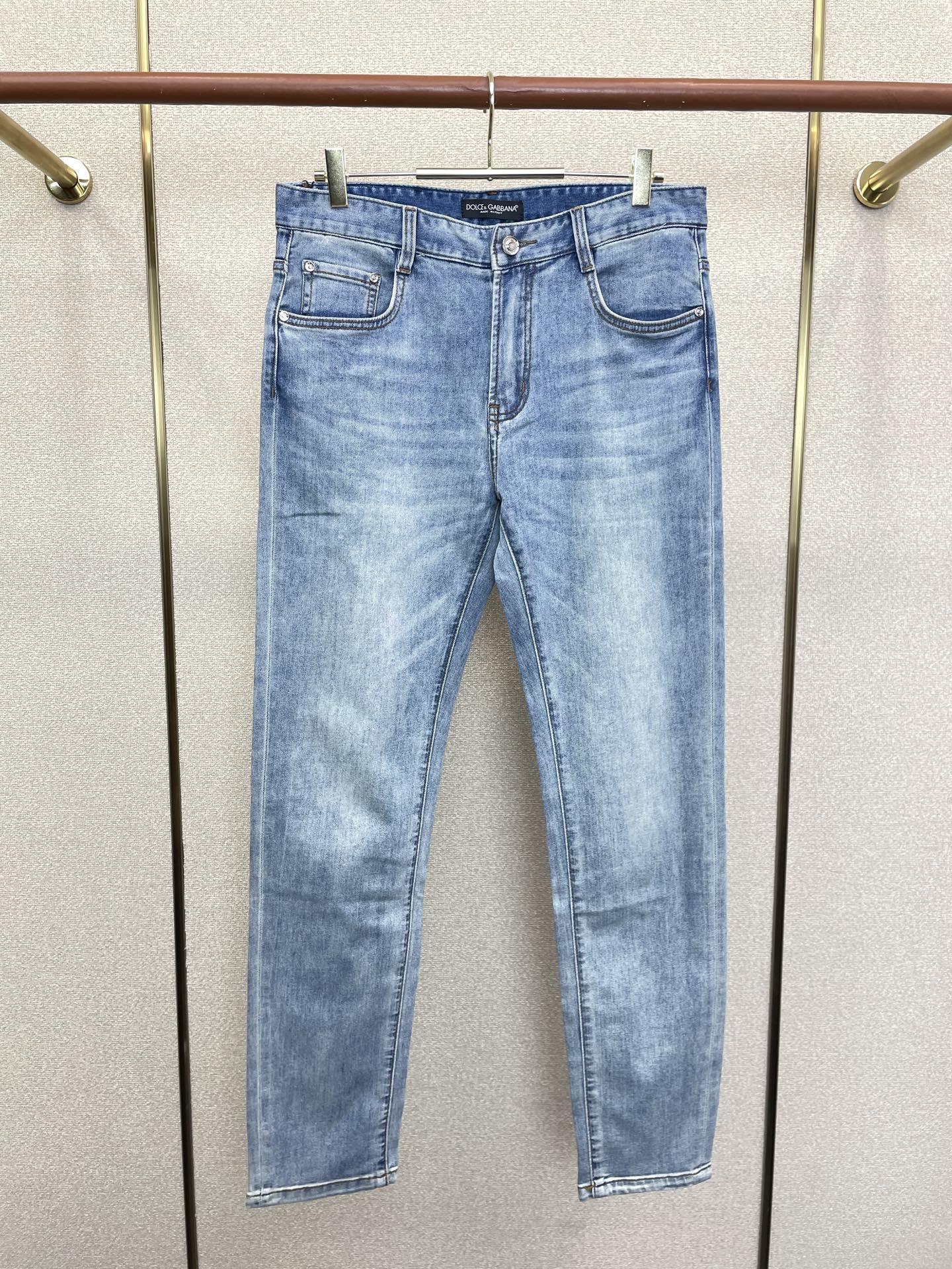 NO:913926,.Dolce&Gabbana’s high-end version of the new casual jeans that Dolce & Gabbana has to sell. Custom-made fabrics at the counter. Highly breathable and comfortable, with impeccable details. The brand element design concept reflects high quality. It feels delicate and soft!  It presents a casual cut and the upper body shape is awesome!  Size 29-38,,Dolce&Gabbana,Dolce&Gabbana,jeans,19860909.Dolce&Gabbana杜嘉班纳砸锅卖铁都要上的新款新款休闲牛仔裤高端版本 专柜定制面料 透气舒适度高,细节无可挑剔,品牌元素设计理念,体现高品质.手感细腻柔软！呈现休闲裁剪,上身版型超赞！码数29-38,,Dolce&Gabbana,Dolce&Gabbana,jeans,,Men's clothing