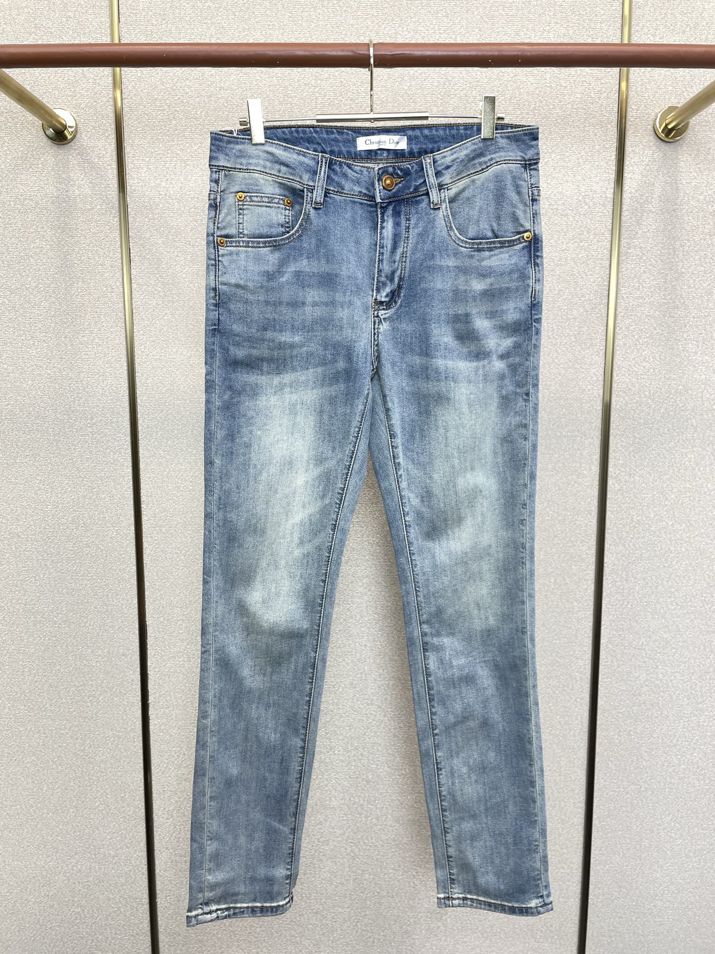 NO:913923,.Dior’s high-end version of the new casual jeans that everyone wants to buy. Customized fabrics at the counter. Highly breathable and comfortable, with impeccable details. The brand element design concept embodies high quality. It feels delicate and soft!  It presents a casual cut and the upper body shape is awesome!  Code number 29-38,,dior,dior,jeans,19860909.Dior迪奥砸锅卖铁都要上的新款新款休闲牛仔裤高端版本 专柜定制面料 透气舒适度高,细节无可挑剔,品牌元素设计理念,体现高品质.手感细腻柔软！呈现休闲裁剪,上身版型超赞！码数29-38,,dior,dior,jeans,,Men's clothing