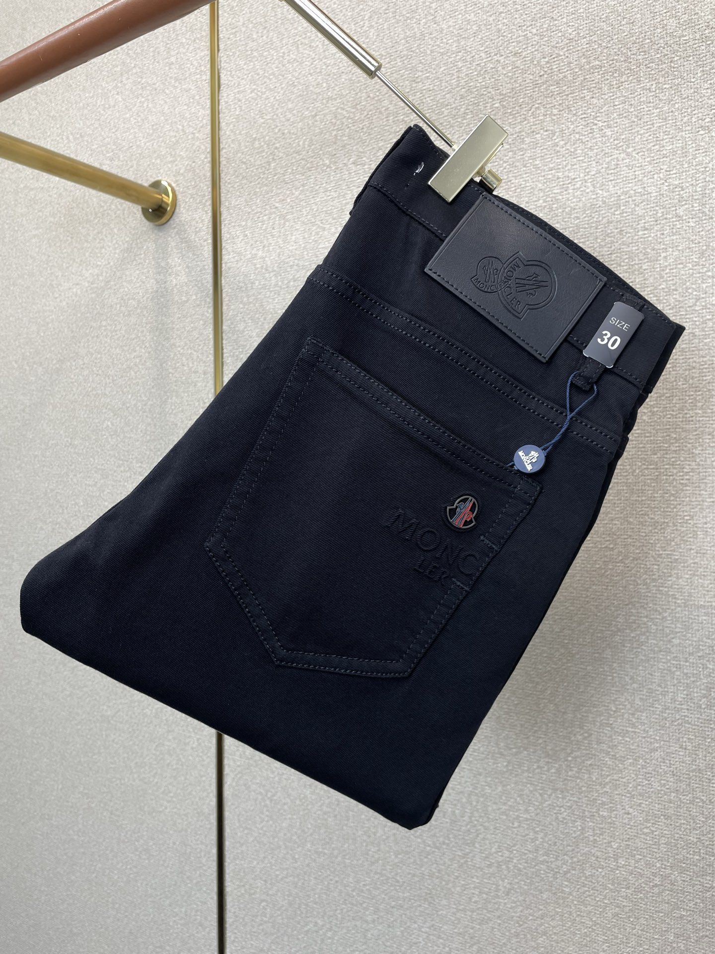 NO:915827,.Moncler's new high-end version of casual jeans that everyone has to buy. Customized fabrics at the counter. Highly breathable and comfortable, with impeccable details. The brand element design concept reflects high quality. It feels delicate and soft!  It presents a casual cut and the upper body shape is awesome!  Size 29-38,,Moncler,jeans,19860909.Moncler蒙口砸锅卖铁都要上的新款新款休闲牛仔裤高端版本 专柜定制面料 透气舒适度高,细节无可挑剔,品牌元素设计理念,体现高品质.手感细腻柔软！呈现休闲裁剪,上身版型超赞！码数29-38,,Moncler,jeans,,Men's clothing