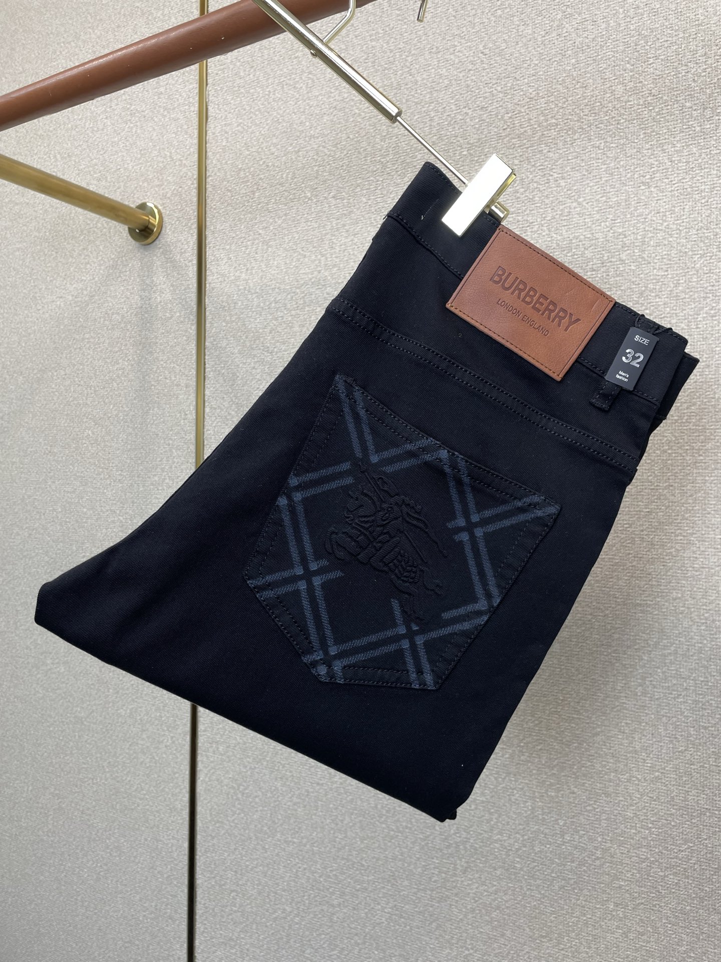 NO:915829,.Burberry's new high-end version of casual jeans that everyone wants to sell. Customized fabrics at the counter. Highly breathable and comfortable, with impeccable details. The brand element design concept reflects high quality. It feels delicate and soft!  It presents a casual cut and the upper body shape is awesome!  Code number 29-38,,burberry,burberry,jeans,19860909.Burberry巴宝莉砸锅卖铁都要上的新款新款休闲牛仔裤高端版本 专柜定制面料 透气舒适度高,细节无可挑剔,品牌元素设计理念,体现高品质.手感细腻柔软！呈现休闲裁剪,上身版型超赞！码数29-38,,burberry,burberry,jeans,,Men's clothing