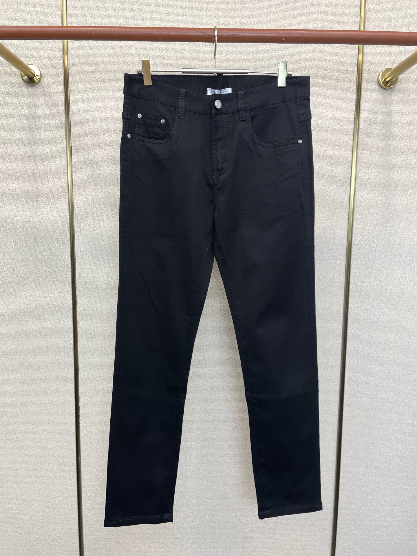 NO:915831,.Moncler's new high-end version of casual jeans that everyone has to buy. Customized fabrics at the counter. Highly breathable and comfortable, with impeccable details. The brand element design concept reflects high quality. It feels delicate and soft!  It presents a casual cut and the upper body shape is awesome!  Size 29-38,,Moncler,jeans,19860909.Moncler蒙口砸锅卖铁都要上的新款新款休闲牛仔裤高端版本 专柜定制面料 透气舒适度高,细节无可挑剔,品牌元素设计理念,体现高品质.手感细腻柔软！呈现休闲裁剪,上身版型超赞！码数29-38,,Moncler,jeans,,Men's clothing