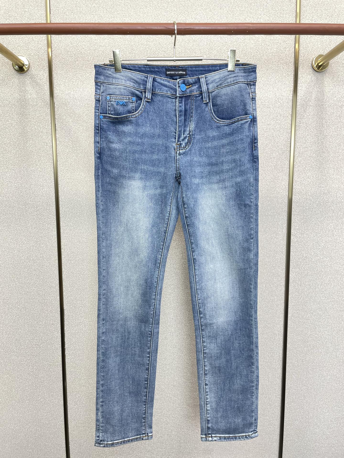 NO:915835,.ARMANI is a high-end version of the new casual jeans that everyone wants to sell. Customized fabrics at the counter. Highly breathable and comfortable, with impeccable details. The brand element design concept embodies high quality. It feels delicate and soft!  It presents a casual cut and the upper body shape is awesome!  Code number 29-38,,armani,armani,jeans,19860909.ARMANI阿玛尼砸锅卖铁都要上的新款新款休闲牛仔裤高端版本 专柜定制面料 透气舒适度高,细节无可挑剔,品牌元素设计理念,体现高品质.手感细腻柔软！呈现休闲裁剪,上身版型超赞！码数29-38,,armani,armani,jeans,,Men's clothing