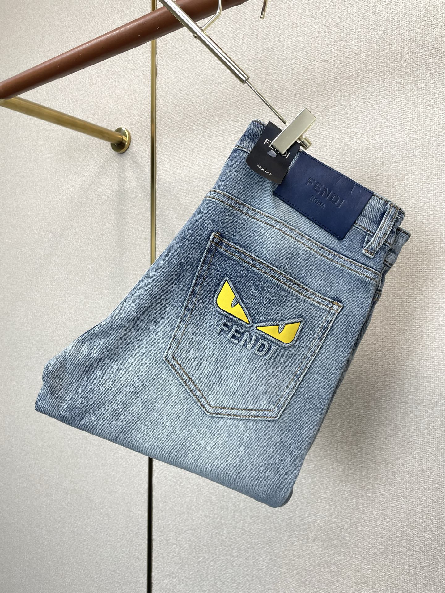 NO:915837,.FENDI Fendi's new high-end version of casual jeans that everyone wants to sell. Customized fabrics at the counter. Highly breathable and comfortable, with impeccable details. The brand element design concept reflects high quality. It feels delicate and soft!  It presents a casual cut and the upper body shape is awesome!  Code number 29-38,,fendi,fendi,jeans,19860909.FENDI芬迪砸锅卖铁都要上的新款新款休闲牛仔裤高端版本 专柜定制面料 透气舒适度高,细节无可挑剔,品牌元素设计理念,体现高品质.手感细腻柔软！呈现休闲裁剪,上身版型超赞！码数29-38,,fendi,fendi,jeans,,Men's clothing