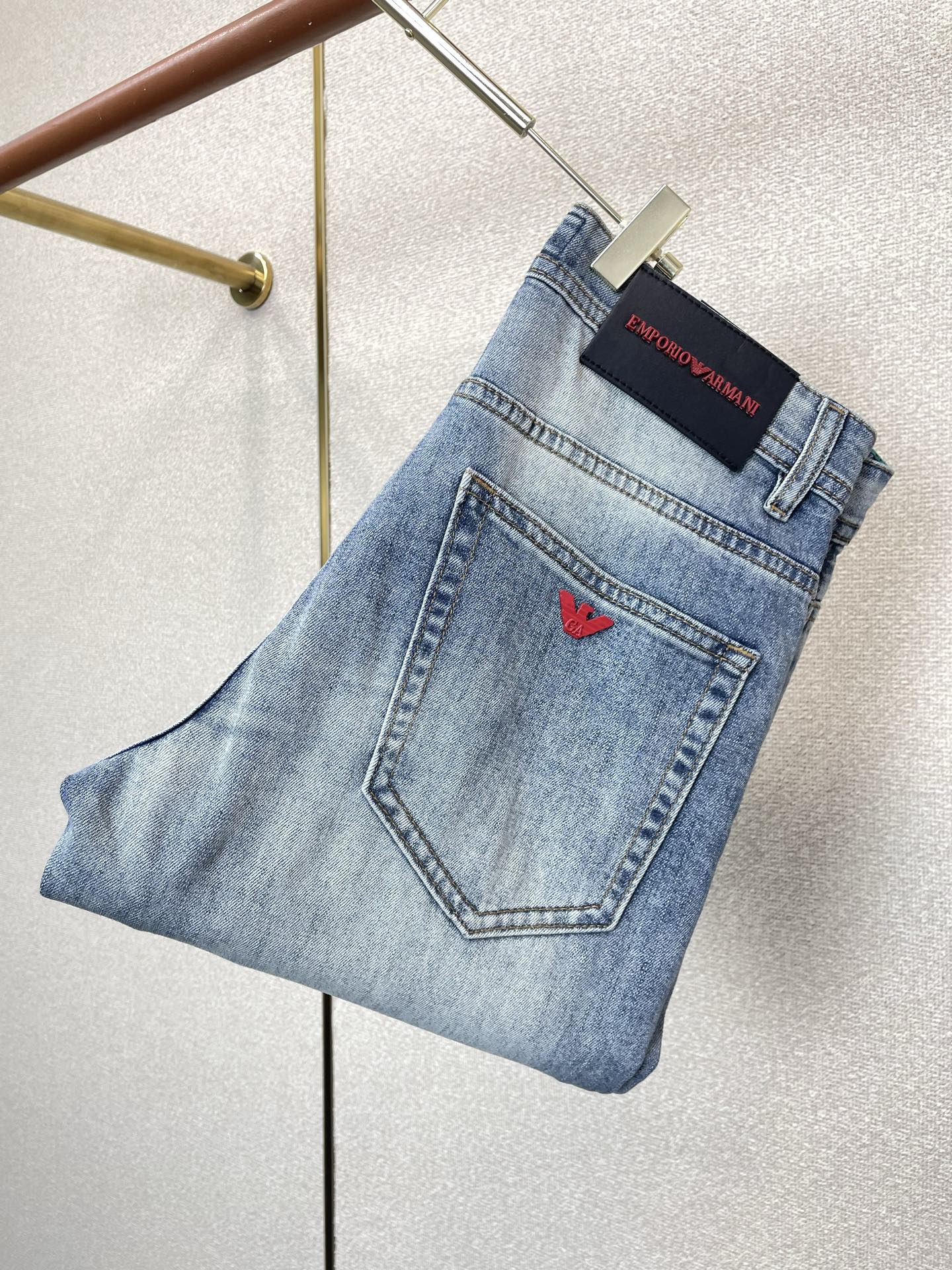 NO:915838,.ARMANI is a high-end version of the new casual jeans that everyone wants to sell. Customized fabrics at the counter. Highly breathable and comfortable, with impeccable details. The brand element design concept embodies high quality. It feels delicate and soft!  It presents a casual cut and the upper body shape is awesome!  Code number 29-38,,armani,armani,jeans,19860909.ARMANI阿玛尼砸锅卖铁都要上的新款新款休闲牛仔裤高端版本 专柜定制面料 透气舒适度高,细节无可挑剔,品牌元素设计理念,体现高品质.手感细腻柔软！呈现休闲裁剪,上身版型超赞！码数29-38,,armani,armani,jeans,,Men's clothing