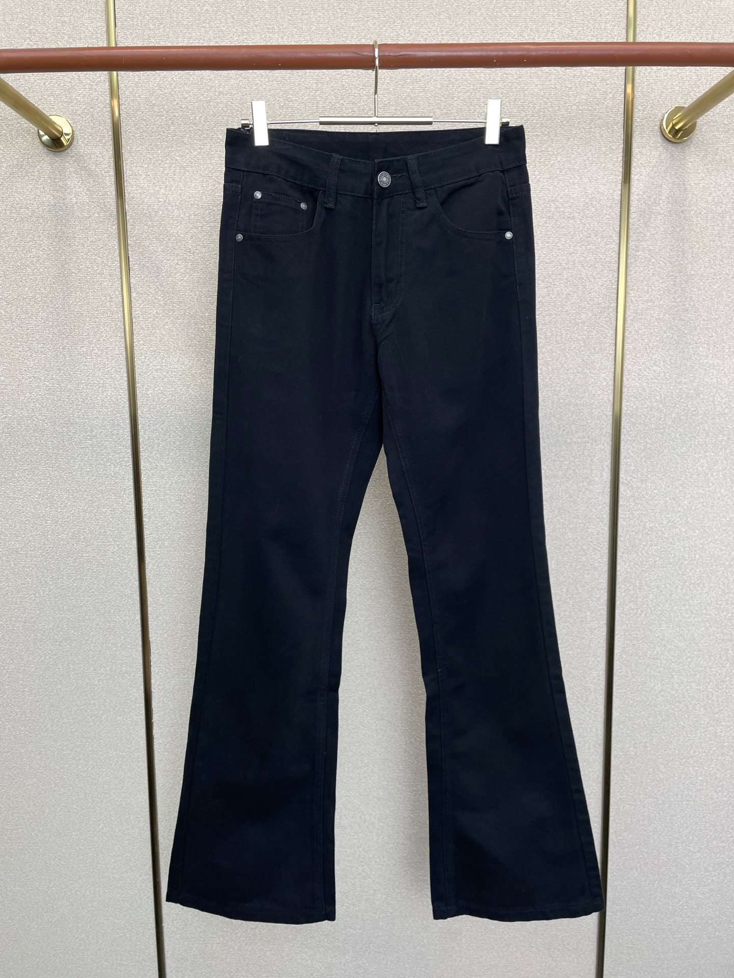 NO:913908,.Chrome Hearts Chrome Hearts Flared Pants is a high-end version of the new casual denim bootcut pants that everyone wants to buy. Custom-made fabrics at the counter. Highly breathable and comfortable, with impeccable details. The brand element design concept reflects high quality. It feels delicate and soft!  It presents a casual cut and the upper body shape is awesome!  Code number 28-38,,chrome hearts,chrome hearts,19860909.Chrome hearts克罗心微喇裤砸锅卖铁都要上的新款新款休闲牛仔微喇裤高端版本 专柜定制面料 透气舒适度高,细节无可挑剔,品牌元素设计理念,体现高品质.手感细腻柔软！呈现休闲裁剪,上身版型超赞！码数28-38,,chrome hearts,chrome hearts,,Men's clothing