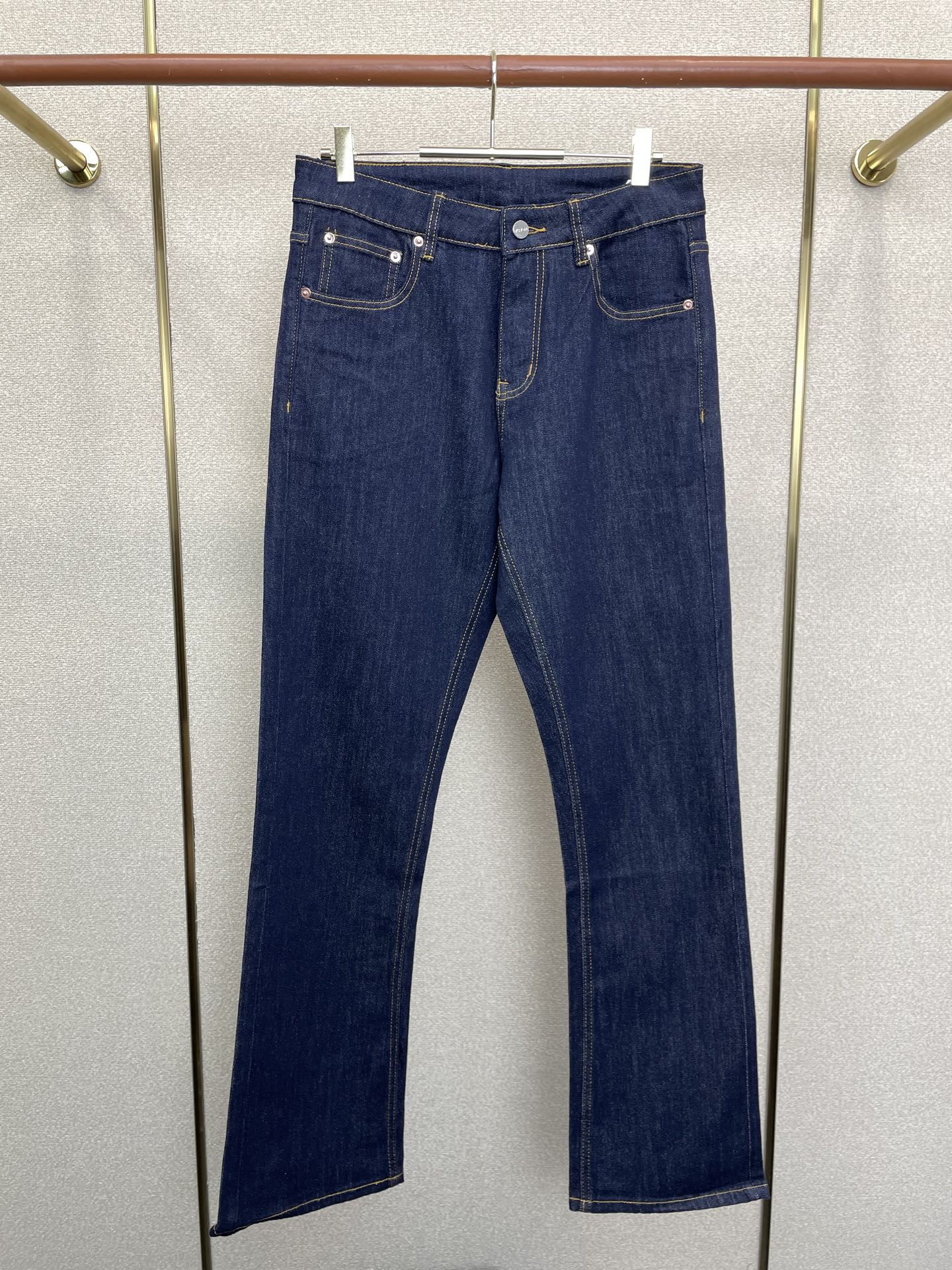 NO:913914,.Prada's new high-end version of casual denim boot-cut trousers is a must-have. Special counter custom-made fabrics with high breathability and comfort, impeccable details, brand element design concept, reflecting high quality. It feels delicate and soft!  It presents a casual cut and the upper body shape is awesome!  Code number 28-38,,prada,prada,19860909.Prada普拉达微喇裤砸锅卖铁都要上的新款新款休闲牛仔微喇裤高端版本 专柜定制面料 透气舒适度高,细节无可挑剔,品牌元素设计理念,体现高品质.手感细腻柔软！呈现休闲裁剪,上身版型超赞！码数28-38,,prada,prada,,Men's clothing