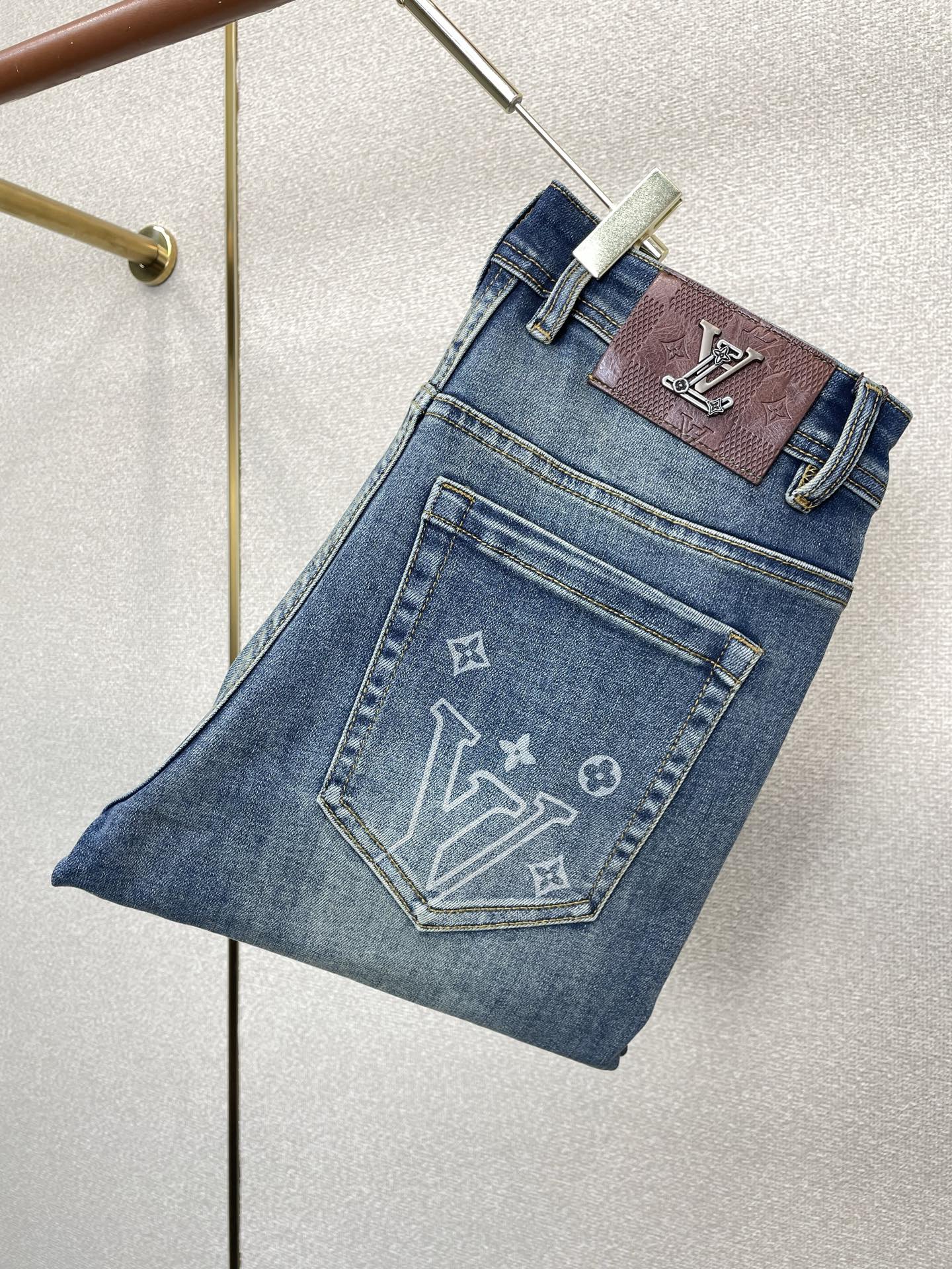 NO:913935,.Louis Vuitton's high-end version of the new casual jeans that Louis Vuitton sells all over the world. Custom-made fabrics at the counter. Highly breathable and comfortable, with impeccable details. The brand element design concept reflects high quality. It feels delicate and soft!  It presents a casual cut and the upper body shape is awesome!  Code number 29-38,,louis vuitton,louis vuitton,jeans,19860909.Louis Vuitton路易威登砸锅卖铁都要上的新款新款休闲牛仔裤高端版本 专柜定制面料 透气舒适度高,细节无可挑剔,品牌元素设计理念,体现高品质.手感细腻柔软！呈现休闲裁剪,上身版型超赞！码数29-38,,louis vuitton,louis vuitton,jeans,,Men's clothing