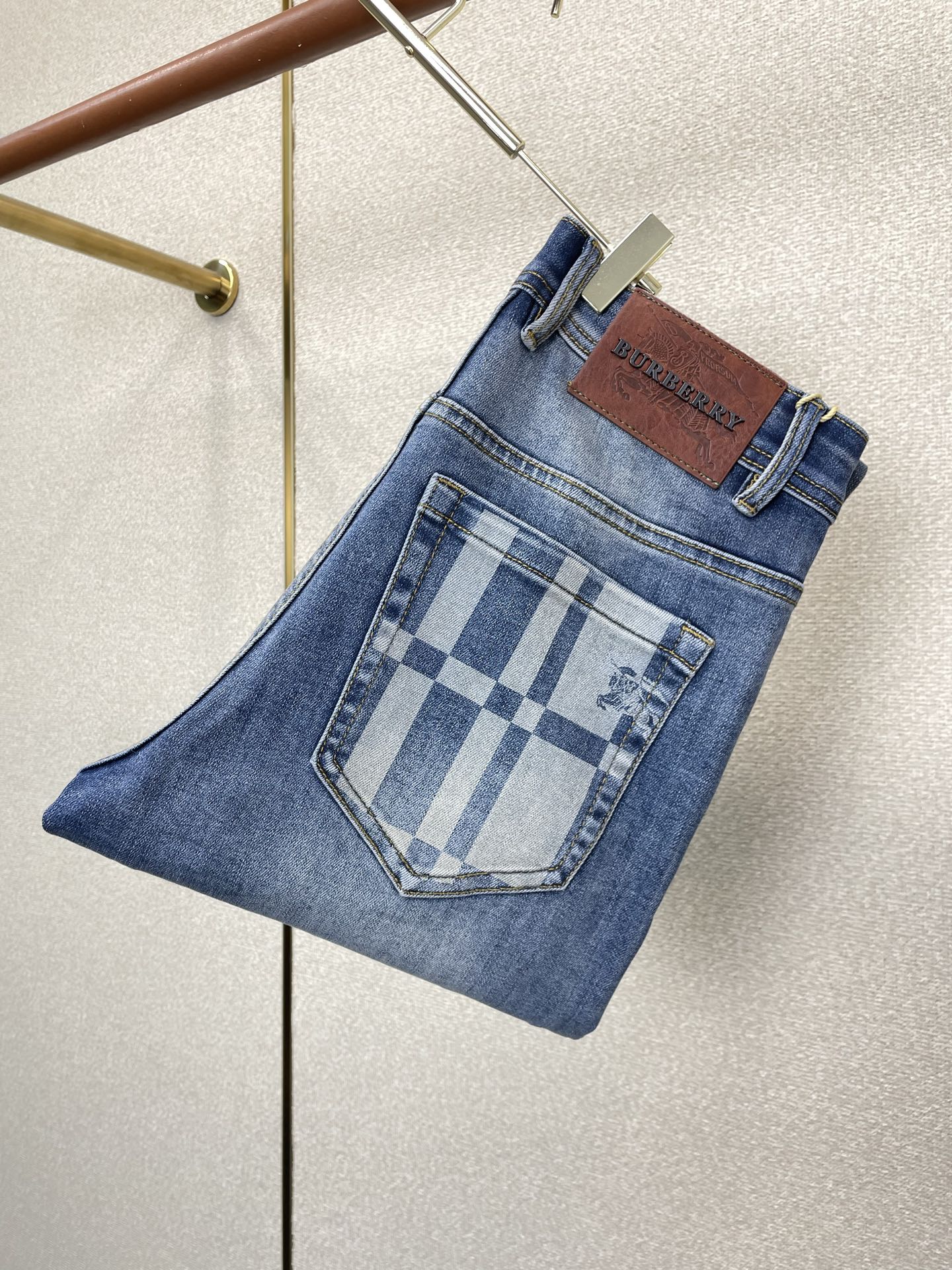 NO:913912,.Burberry's new high-end version of casual jeans that everyone wants to sell. Customized fabrics at the counter. Highly breathable and comfortable, with impeccable details. The brand element design concept reflects high quality. It feels delicate and soft!  It presents a casual cut and the upper body shape is awesome!  Code number 29-38,,burberry,burberry,jeans,19860909.Burberry巴宝莉砸锅卖铁都要上的新款新款休闲牛仔裤高端版本 专柜定制面料 透气舒适度高,细节无可挑剔,品牌元素设计理念,体现高品质.手感细腻柔软！呈现休闲裁剪,上身版型超赞！码数29-38,,burberry,burberry,jeans,,Men's clothing