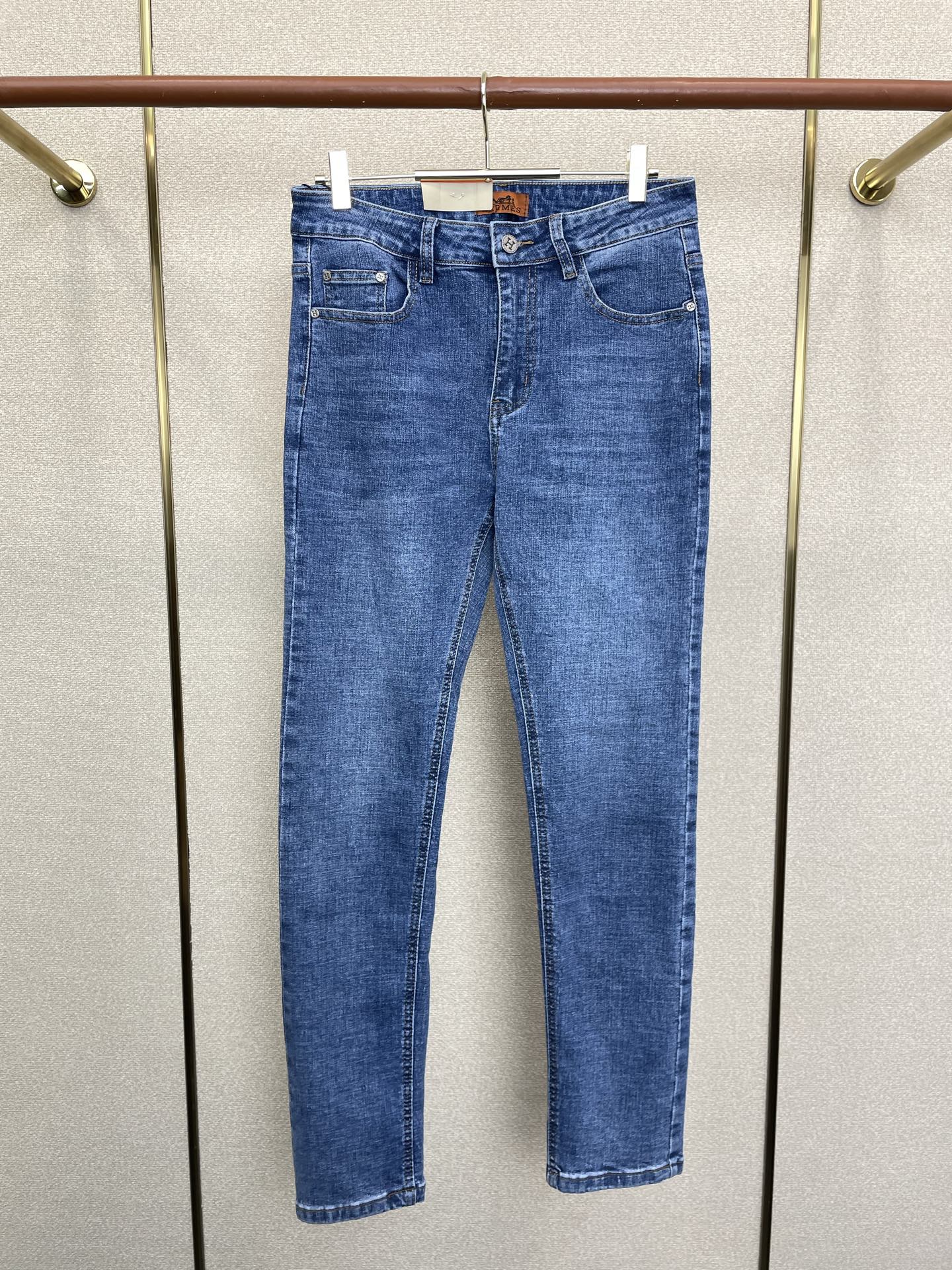 NO:913920,.HERMES is a high-end version of the new casual jeans that everyone buys. Custom-made fabrics at the counter. Highly breathable and comfortable, with impeccable details. The brand element design concept embodies high quality. It feels delicate and soft!  It presents a casual cut and the upper body shape is awesome!  Code number 29-40,,hermes,hermes,jeans,19860909.HERMES爱马仕砸锅卖铁都要上的新款新款休闲牛仔裤高端版本 专柜定制面料 透气舒适度高,细节无可挑剔,品牌元素设计理念,体现高品质.手感细腻柔软！呈现休闲裁剪,上身版型超赞！码数29-40,,hermes,hermes,jeans,,Men's clothing