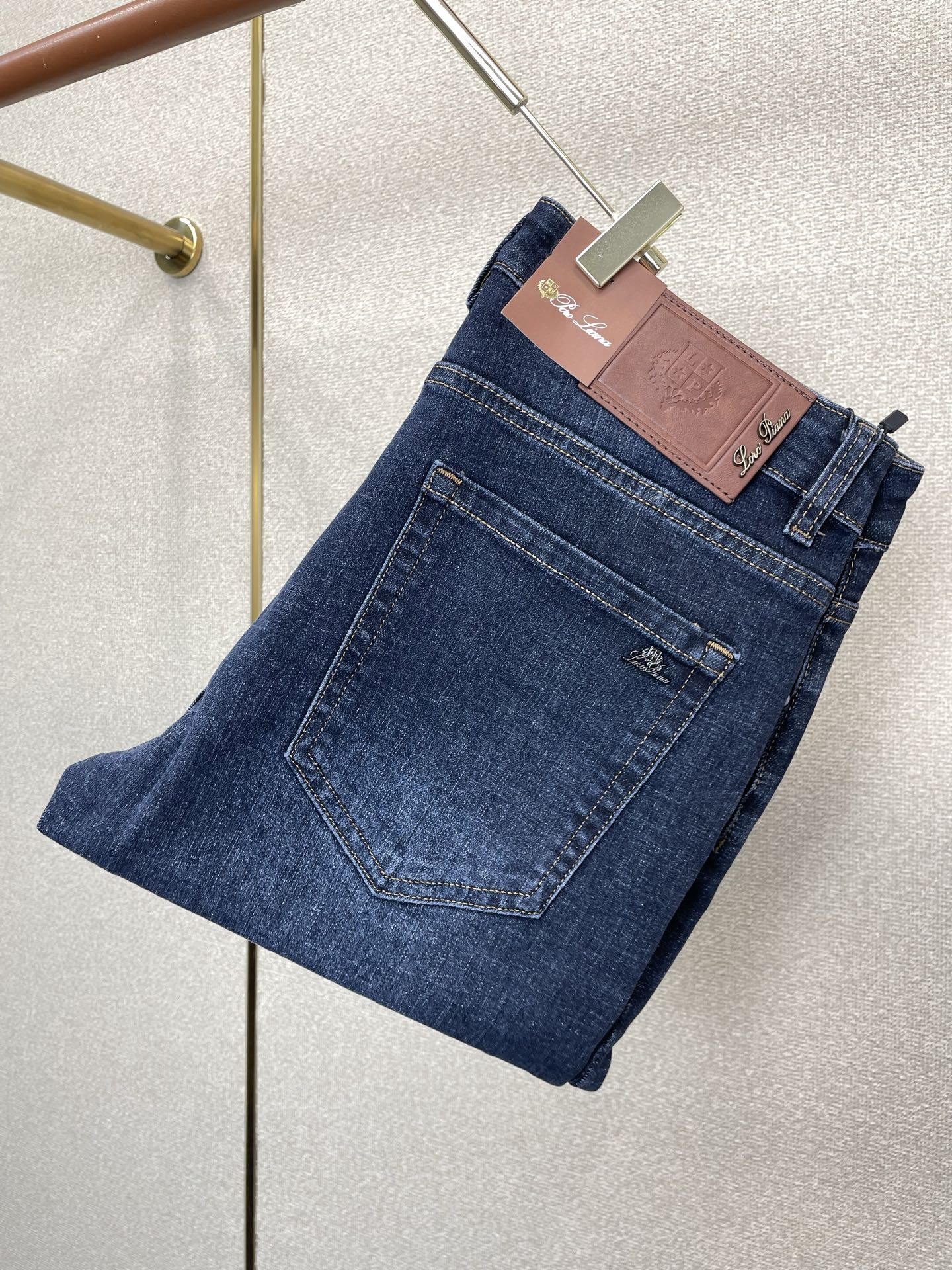 NO:913929,.LP-Loro Piana is a high-end version of the new casual jeans that everyone wants to buy. Custom-made fabrics at the counter. Highly breathable and comfortable, with impeccable details. The brand element design concept reflects high quality. It feels delicate and soft!  It presents a casual cut and the upper body shape is awesome!  Code number 29-40,,loro piana,loro piana,jeans,19860909.LP-Loro Piana诺悠翩雅砸锅卖铁都要上的新款新款休闲牛仔裤高端版本 专柜定制面料 透气舒适度高,细节无可挑剔,品牌元素设计理念,体现高品质.手感细腻柔软！呈现休闲裁剪,上身版型超赞！码数29-40,,loro piana,loro piana,jeans,,Men's clothing