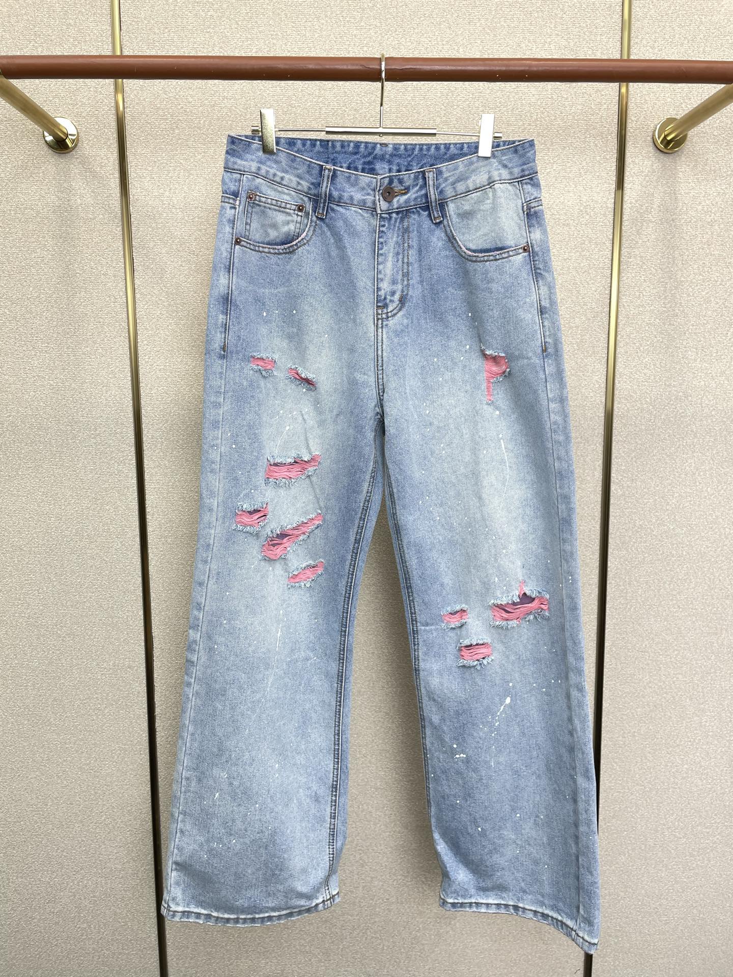 NO:913915,.Chrome Hearts is a high-end version of the new casual wide-leg jeans that everyone wants to buy. Custom-made fabrics at the counter. Highly breathable and comfortable, with impeccable details. The brand element design concept embodies high quality. It feels delicate and soft!  It presents a casual cut and the upper body shape is awesome!  Size S-3XL,,chrome hearts,chrome hearts,jeans,19860909.Chrome hearts克罗心砸锅卖铁都要上的新款新款休闲阔腿牛仔裤高端版本 专柜定制面料 透气舒适度高,细节无可挑剔,品牌元素设计理念,体现高品质.手感细腻柔软！呈现休闲裁剪,上身版型超赞！码数S-3XL,,chrome hearts,chrome hearts,jeans,,Men's clothing
