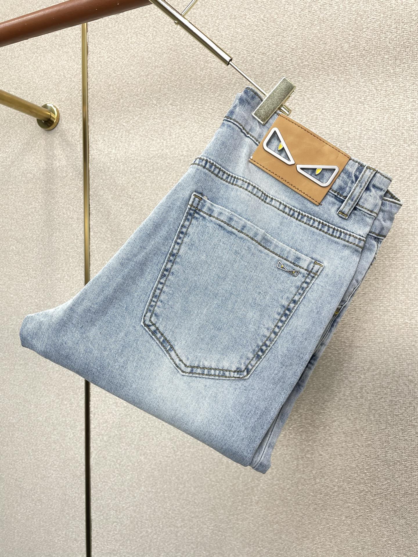 NO:913909,.FENDI Fendi's new high-end version of casual jeans that everyone wants to sell. Customized fabrics at the counter. Highly breathable and comfortable, with impeccable details. The brand element design concept reflects high quality. It feels delicate and soft!  It presents a casual cut and the upper body shape is awesome!  Size S-3XL,,fendi,fendi,jeans,19860909.FENDI芬迪砸锅卖铁都要上的新款新款休闲牛仔裤高端版本 专柜定制面料 透气舒适度高,细节无可挑剔,品牌元素设计理念,体现高品质.手感细腻柔软！呈现休闲裁剪,上身版型超赞！码数S-3XL,,fendi,fendi,jeans,,Men's clothing