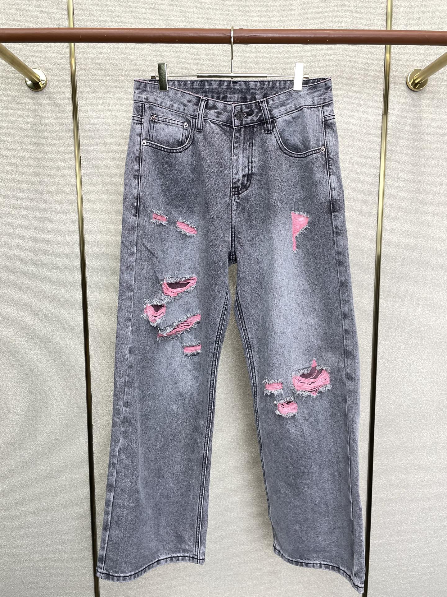 NO:913932,.Chrome Hearts is a high-end version of the new casual wide-leg jeans that everyone wants to buy. Custom-made fabrics at the counter. Highly breathable and comfortable, with impeccable details. The brand element design concept embodies high quality. It feels delicate and soft!  It presents a casual cut and the upper body shape is awesome!  Size S-3XL,,chrome hearts,chrome hearts,jeans,19860909.Chrome hearts克罗心砸锅卖铁都要上的新款新款休闲阔腿牛仔裤高端版本 专柜定制面料 透气舒适度高,细节无可挑剔,品牌元素设计理念,体现高品质.手感细腻柔软！呈现休闲裁剪,上身版型超赞！码数S-3XL,,chrome hearts,chrome hearts,jeans,,Men's clothing