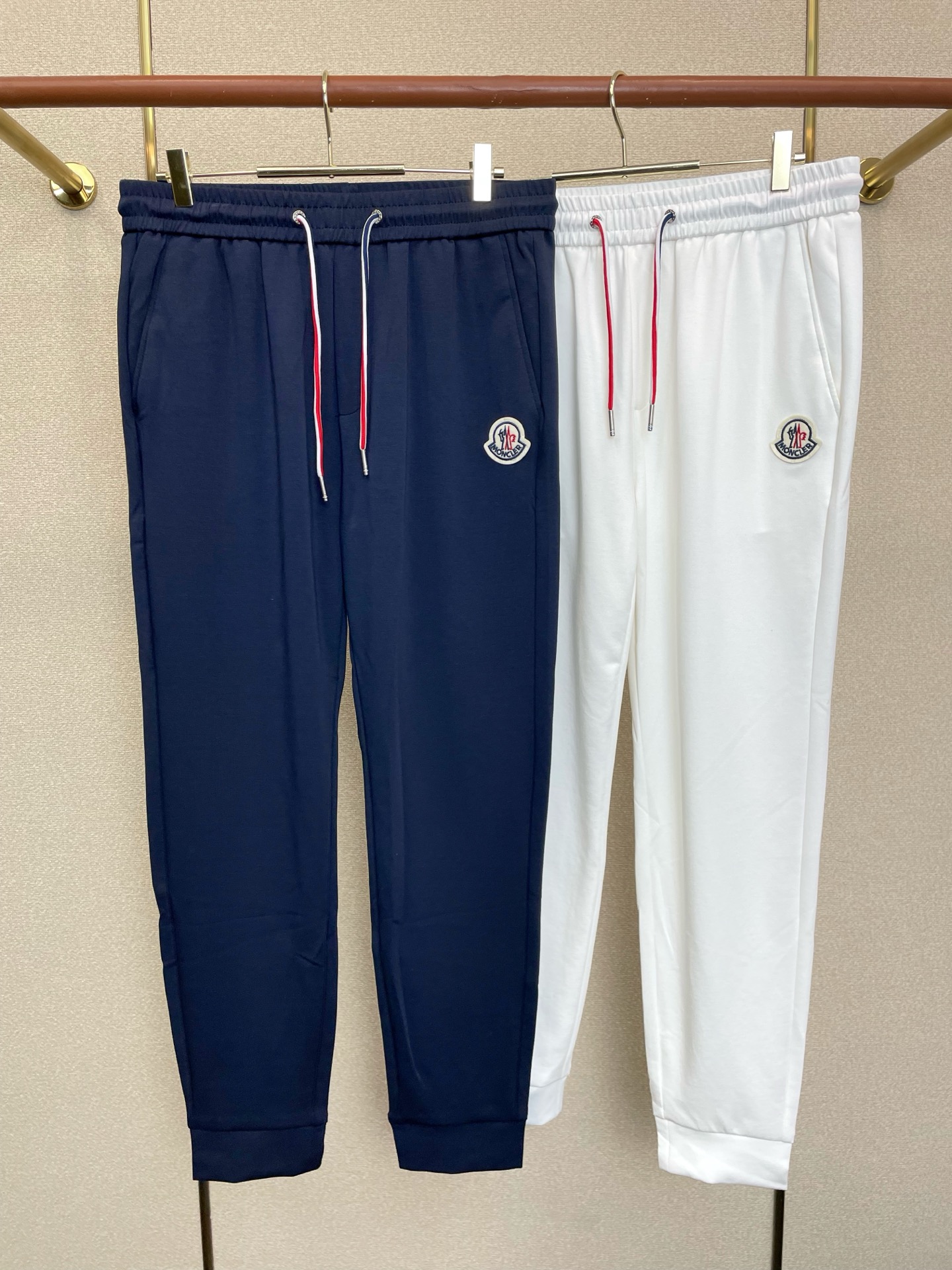 NO:913921,.Moncler's new style of original men's casual pants that everyone has to buy. High-end customization. High-end version. Fashionable and versatile imported fabrics. Super soft and delicate feel. Skin-friendly and comfortable to wear. High-end boutique. The upper body is exquisitely made by the factory. A must-have item for men. Three complete standards. Size M-3XL, Moncler,19860909.Moncler蒙口砸锅卖铁都要上的新款新款原单男士休闲裤 高端定制 高端版本 时尚百搭爆款进口面料 手感超柔软细腻 穿着亲肤舒适 高端精品 代工厂精细做上身非常赞 男士必备单品 三标齐全 码数M-3XL,,Moncler,,Men's clothing