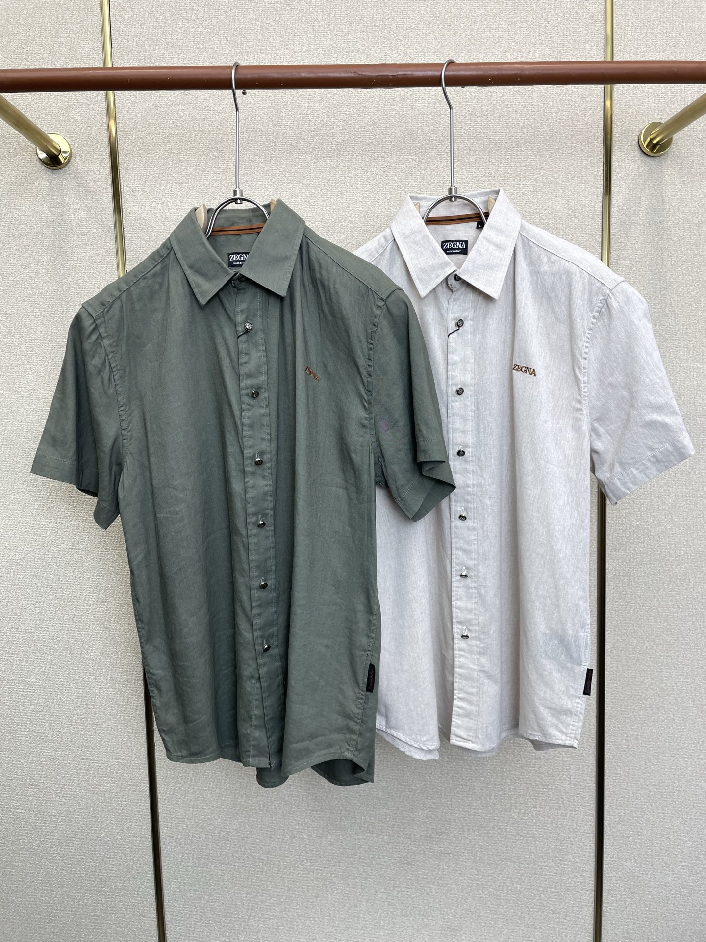 NO:913928,.ZEGNA Zegna's new and popular men's casual short-sleeved shirt, high-end customization, high-end version, fashionable and versatile, popular imported fabrics, super soft and delicate to the touch, skin-friendly and comfortable to wear, high-end boutique, exquisite upper body made by the factory, very good, a must-have item for men, complete with three standards, size M-3XL,,zegna,shirts,T-shirt,19860909.ZEGNA杰尼亚砸锅卖铁都要上的新款新款原单男士休闲短袖衬衫 高端定制 高端版本 时尚百搭爆款进口面料 手感超柔软细腻 穿着亲肤舒适 高端精品 代工厂精细做上身非常赞 男士必备单品 三标齐全 码数M-3XL,,zegna,shirts,T-shirt,,Men's clothing
