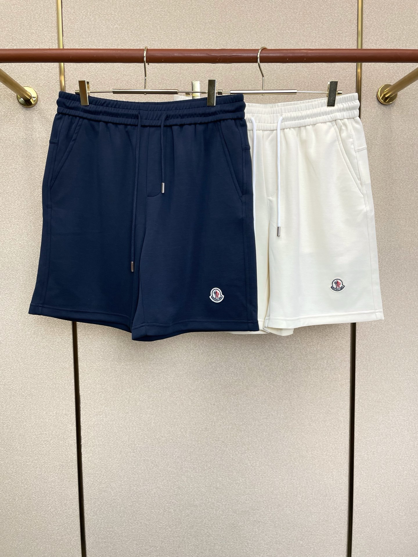 NO:915866,.Moncler’s new high-end version of casual shorts is a must-have for everyone!  Custom-made fabrics at the counter are highly breathable and comfortable, with impeccable details and brand element design concepts, reflecting high quality. It feels delicate and soft!  It presents a casual cut and the upper body shape is awesome!  Size M-3XL,,Moncler,shorts,19860909.Moncler蒙口砸锅卖铁都要上的新款新款休闲短裤高端版本！专柜定制面料 透气舒适度高,细节无可挑剔,品牌元素设计理念,体现高品质.手感细腻柔软！呈现休闲裁剪,上身版型超赞！码数M-3XL,,Moncler,shorts,,Men's clothing