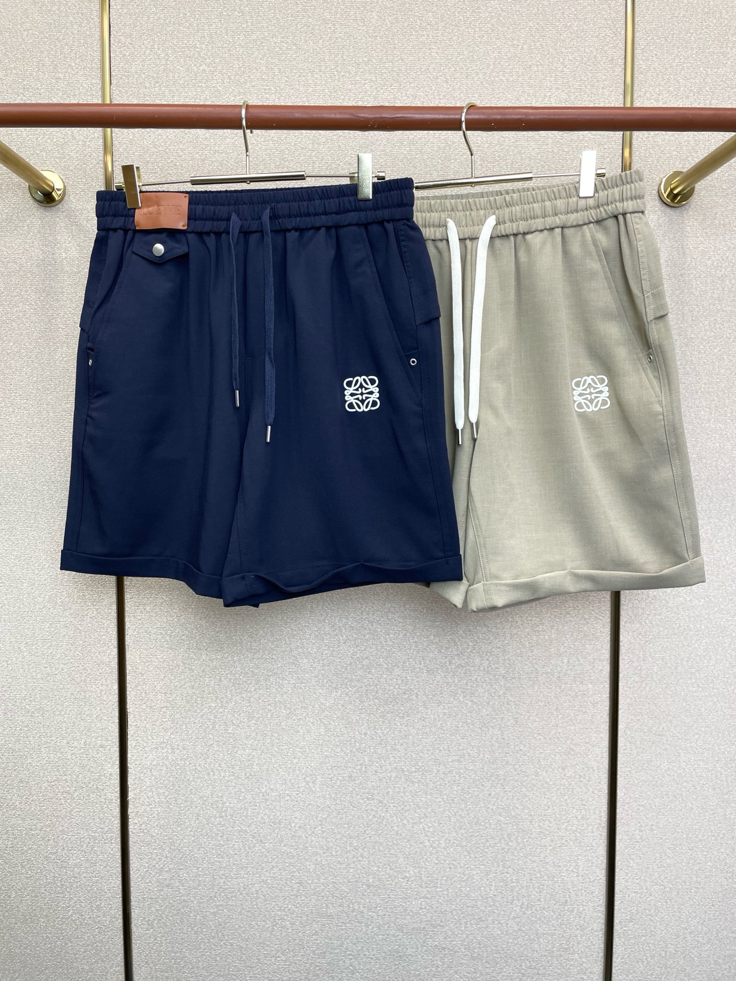 NO:915855,.LOEWE's new high-end version of casual shorts is a must-have for everyone!  Custom-made fabrics at the counter are highly breathable and comfortable, with impeccable details and brand element design concepts, reflecting high quality. It feels delicate and soft!  It presents a casual cut and the upper body shape is awesome!  Size M-3XL,,loewe,loewe,shorts,19860909.LOEWE罗意威砸锅卖铁都要上的新款新款休闲短裤高端版本！专柜定制面料 透气舒适度高,细节无可挑剔,品牌元素设计理念,体现高品质.手感细腻柔软！呈现休闲裁剪,上身版型超赞！码数M-3XL,,loewe,loewe,shorts,,Men's clothing