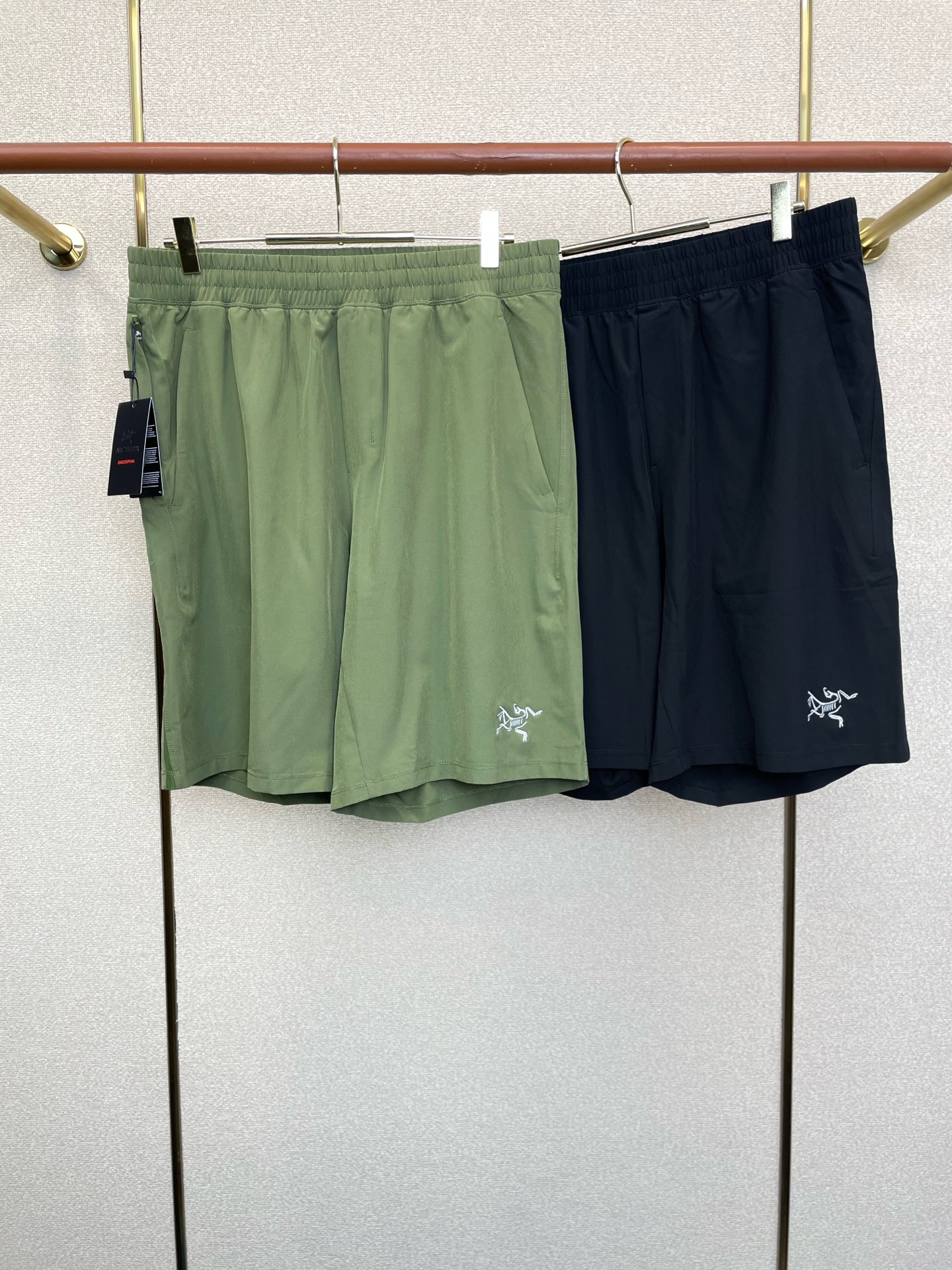 NO:913951,.Arc’teryx is a new high-end version of casual shorts that everyone will buy!  Custom-made fabrics at the counter are highly breathable and comfortable, with impeccable details and brand element design concepts, reflecting high quality. It feels delicate and soft!  It presents a casual cut and the upper body shape is awesome!  Size M-3XL,arc'teryx,shorts,19860909.Arc’teryx始祖鸟砸锅卖铁都要上的新款新款休闲短裤高端版本！专柜定制面料 透气舒适度高,细节无可挑剔,品牌元素设计理念,体现高品质.手感细腻柔软！呈现休闲裁剪,上身版型超赞！码数M-3XL,arc'teryx,shorts,,Men's clothing