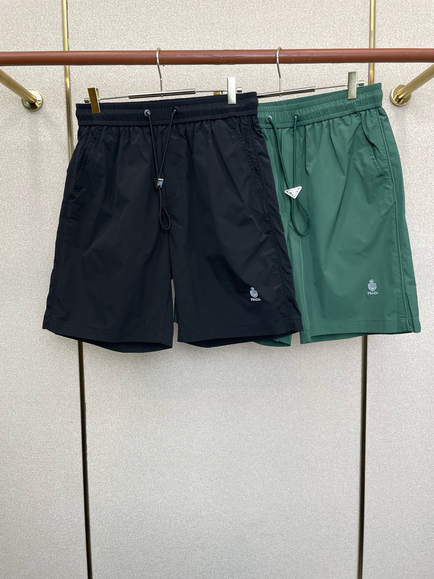 NO:915846,.Prada’s new high-end version of casual shorts is a must-have for everyone!  Custom-made fabrics at the counter are highly breathable and comfortable, with impeccable details and brand element design concepts, reflecting high quality. It feels delicate and soft!  It presents a casual cut and the upper body shape is awesome!  Size M-3XL,,prada,prada,shorts,19860909.Prada普拉达砸锅卖铁都要上的新款新款休闲短裤高端版本！专柜定制面料 透气舒适度高,细节无可挑剔,品牌元素设计理念,体现高品质.手感细腻柔软！呈现休闲裁剪,上身版型超赞！码数M-3XL,,prada,prada,shorts,,Men's clothing