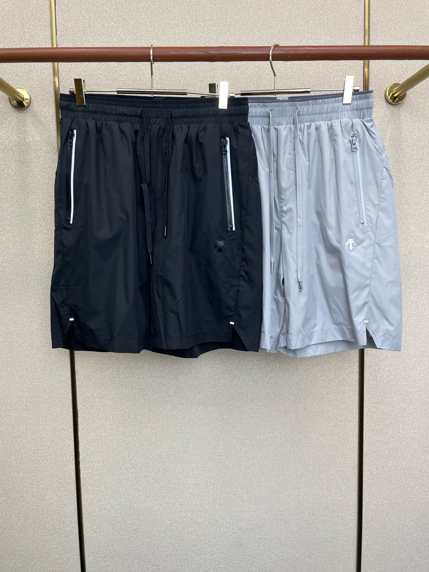 NO:915860,.DESCENTE is a high-end version of the new casual shorts that Desante is willing to sell!  Custom-made fabrics at the counter are highly breathable and comfortable, with impeccable details and brand element design concepts, reflecting high quality. It feels delicate and soft!  It presents a casual cut and the upper body shape is awesome!  Size M-3XL,,shorts,19860909.DESCENTE迪桑特砸锅卖铁都要上的新款新款休闲短裤高端版本！专柜定制面料 透气舒适度高,细节无可挑剔,品牌元素设计理念,体现高品质.手感细腻柔软！呈现休闲裁剪,上身版型超赞！码数M-3XL,,shorts,,Men's clothing