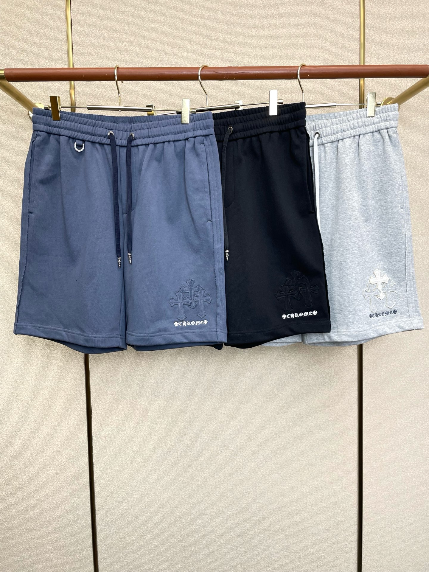 NO:913967,.Chrome hearts Chrome hearts is a new high-end version of casual shorts that everyone will buy!  Custom-made fabrics at the counter are highly breathable and comfortable, with impeccable details and brand element design concepts, reflecting high quality. It feels delicate and soft!  It presents a casual cut and the upper body shape is awesome!  Size: M-4XL,,chrome hearts,chrome hearts,shorts,19860909.Chrome hearts克罗心砸锅卖铁都要上的新款新款 休闲短裤高端版本！专柜定制面料 透气舒适度高,细节无可挑剔,品牌元素设计理念,体现高品质.手感细腻柔软！呈现休闲裁剪,上身版型超赞！码数: M-4XL,,chrome hearts,chrome hearts,shorts,,Men's clothing