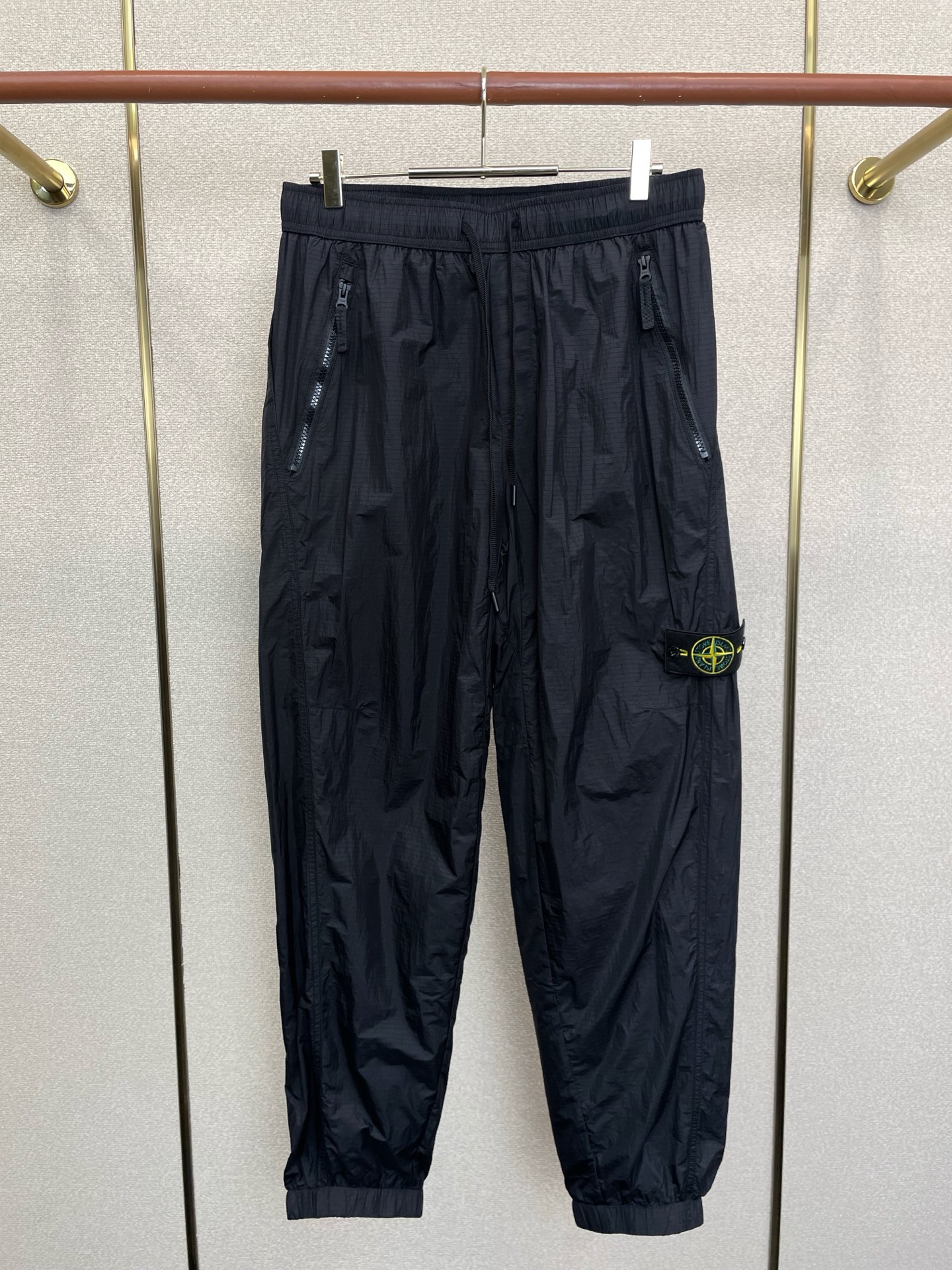 NO:913976,Price adjustment. STONE ISLAND Stone Island’s new high-end version of casual shorts is a must-have product!  Custom-made fabrics at the counter are highly breathable and comfortable, with impeccable details and brand element design concepts, reflecting high quality. It feels delicate and soft!  It presents a casual cut and the upper body shape is awesome!  Size: M-4XL,,shorts,19860909调价.STONE ISLAND石头岛砸锅卖铁都要上的新款新款 休闲短裤高端版本！专柜定制面料 透气舒适度高,细节无可挑剔,品牌元素设计理念,体现高品质.手感细腻柔软！呈现休闲裁剪,上身版型超赞！码数: M-4XL,,shorts,,Men's clothing