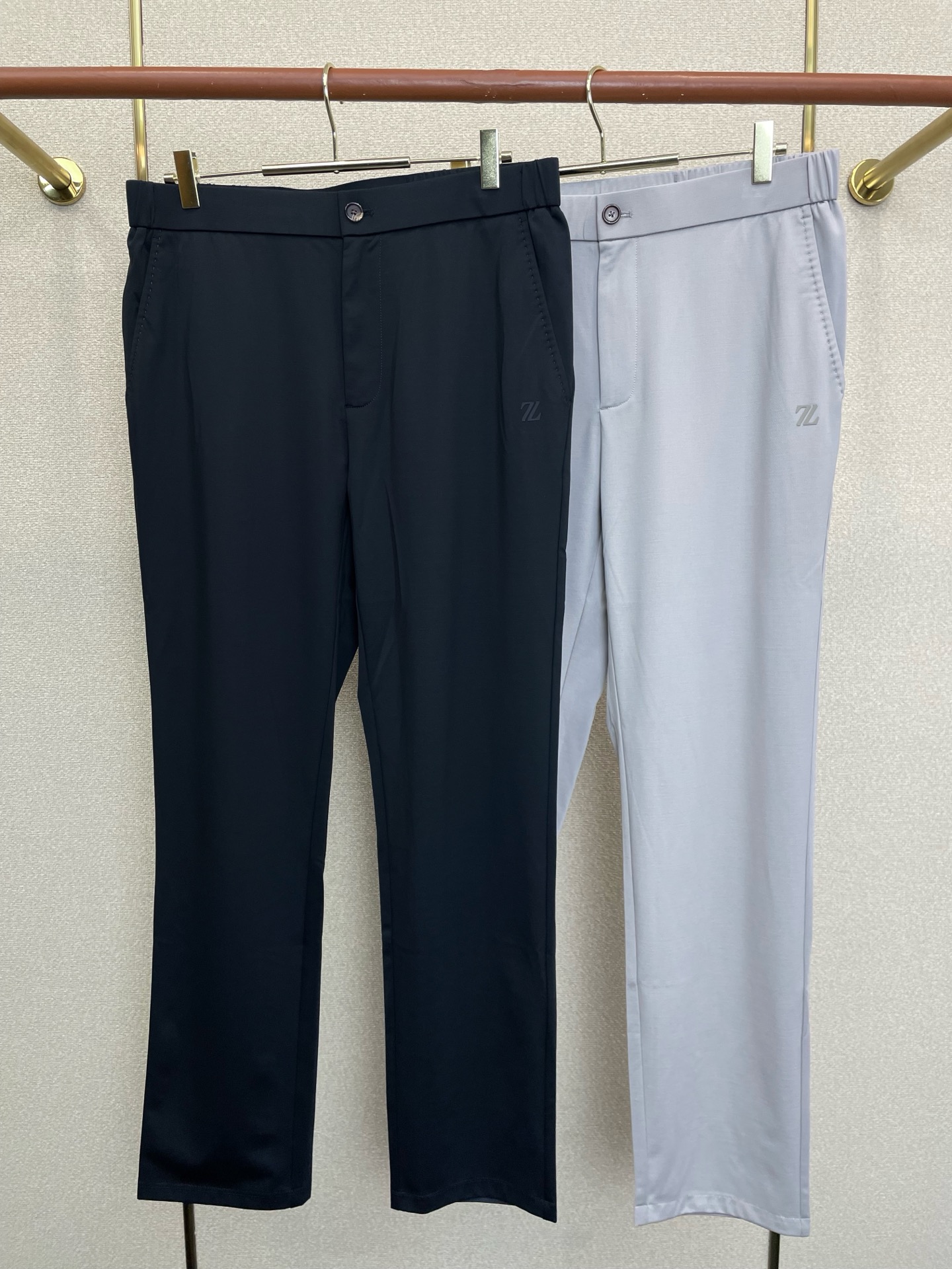 NO:913918,.ZEGNA Zegna's new high-end version of casual pants is a must-have.  Custom-made fabrics at the counter are highly breathable and comfortable, with impeccable details and brand element design concepts, reflecting high quality. It feels delicate and soft!  It presents a casual cut and the upper body shape is awesome!  Size: M-4XL,,zegna,19860909.ZEGNA杰尼亚砸锅卖铁都要上的新款新款 休闲裤 高端版本！专柜定制面料 透气舒适度高,细节无可挑剔,品牌元素设计理念,体现高品质.手感细腻柔软！呈现休闲裁剪,上身版型超赞！码数: M-4XL,,zegna,,Men's clothing