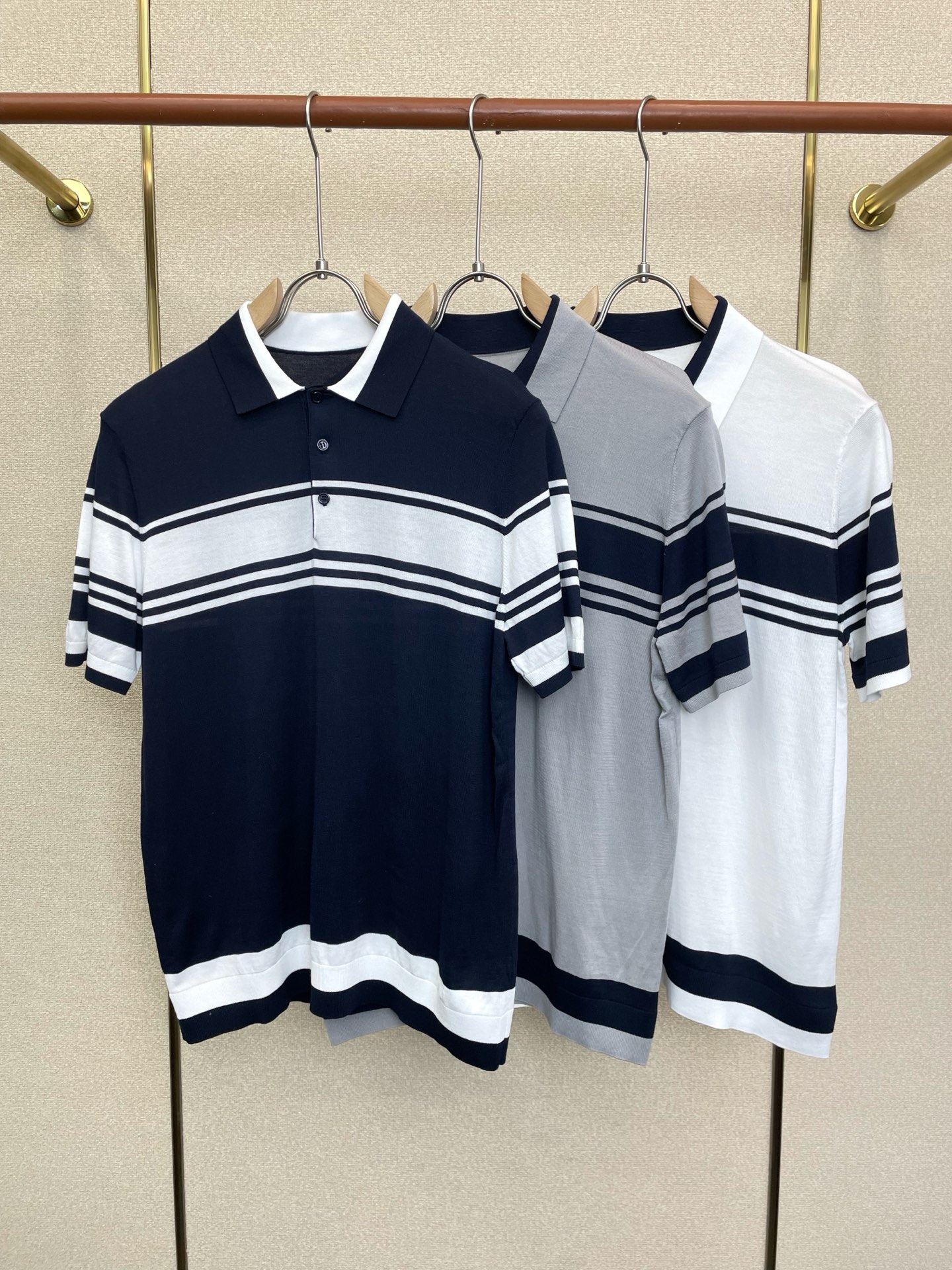 NO:913937,.LP-Loro Piana is a must-have new style original men's casual short sleeves. High-end customization. High-end version. Fashionable and versatile imported fabrics. Super soft and delicate feel. Skin-friendly and comfortable to wear. High-end boutique. The upper body is finely made by the factory. It is a must-have item for men. Three complete standards. Size M-3XL,, loro piana, loro piana, T-shirt,19860909.LP-Loro Piana诺悠翩雅砸锅卖铁都要上的新款新款原单男士休闲短袖 高端定制 高端版本 时尚百搭爆款进口面料 手感超柔软细腻 穿着亲肤舒适 高端精品 代工厂精细做上身非常赞 男士必备单品 三标齐全 码数M-3XL,,loro piana,loro piana,T-shirt,,Men's clothing