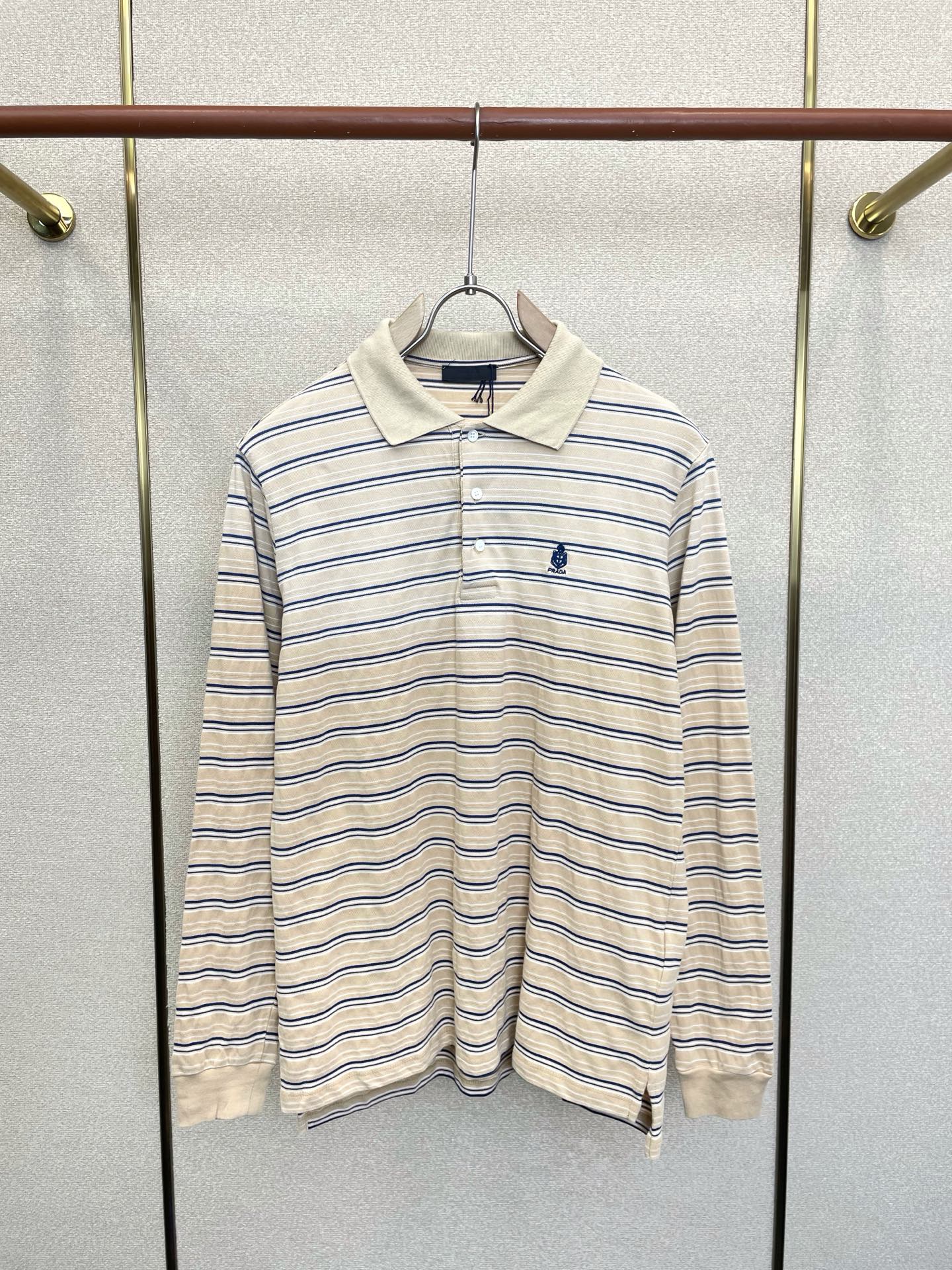 NO:913942,.Prada's new original men's shirts that are sold all over the world. High-end customization. High-end version. Fashionable and versatile imported fabrics. Super soft and delicate feel. Skin-friendly and comfortable to wear. High-end boutique. The upper body is exquisitely made by the factory. A must-have item for men. Three complete standards. Size S-XL,, prada, prada, shirts,19860909.Prada普拉达砸锅卖铁都要上的新款新款原单男士衬衫 高端定制 高端版本 时尚百搭爆款进口面料 手感超柔软细腻 穿着亲肤舒适 高端精品 代工厂精细做上身非常赞 男士必备单品 三标齐全 码数S-XL,,prada,prada,shirts,,Men's clothing