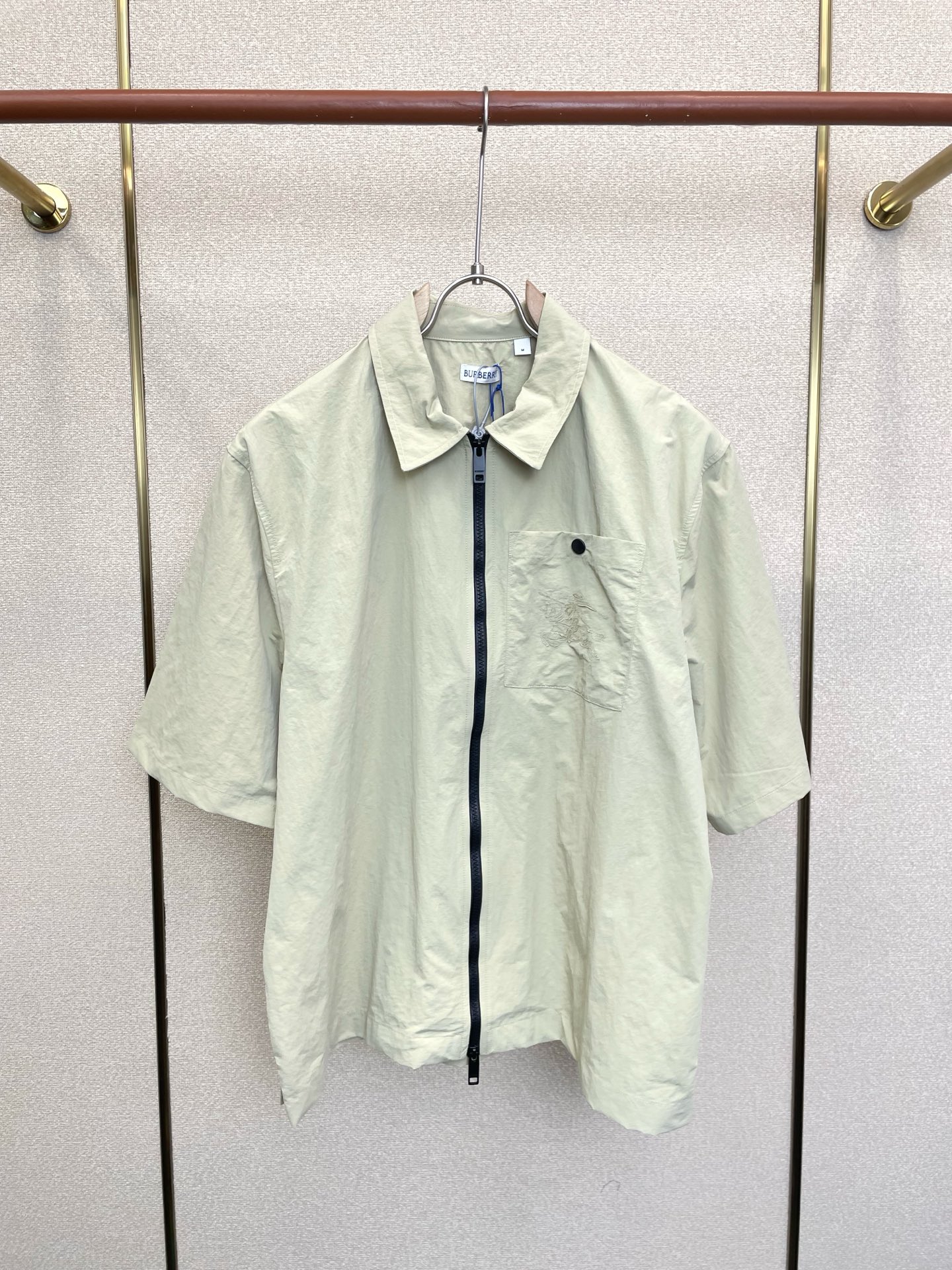 NO:913944,.Burberry's new and popular new original men's casual short-sleeved embroidered lapel zipper short-sleeved shirt. High-end customization. High-end version. Fashionable and versatile imported fabrics. Super soft and delicate feel. Skin-friendly and comfortable to wear. High-end boutique. The upper body made by the factory is very good. Men's must-have items. Three complete standards. Size S-XL,, burberry, burberry, shirts, T-shirt,19860909.Burberry巴宝莉砸锅卖铁都要上的新款新款原单男士休闲短袖 刺绣翻领拉链短袖衬衫 高端定制 高端版本 时尚百搭爆款进口面料 手感超柔软细腻 穿着亲肤舒适 高端精品 代工厂精细做上身非常赞 男士必备单品 三标齐全 码数S-XL,,burberry,burberry,shirts,T-shirt,,Men's clothing
