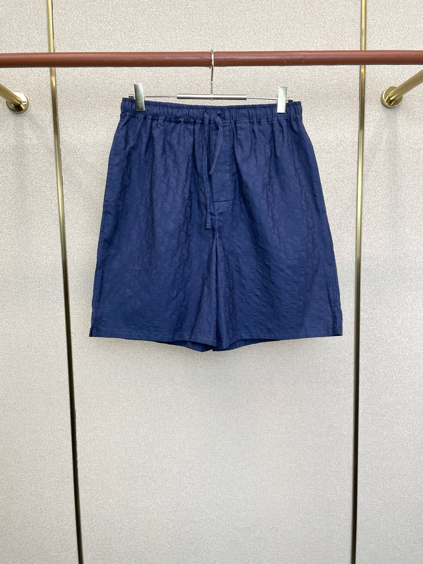 NO:913955,.Dior's new and popular men's casual shorts, dark pattern three-dimensional jacquard shorts, high-end customization, high-end version, fashionable and versatile, popular imported fabrics, super soft and delicate to the touch, skin-friendly and comfortable to wear, high-end boutique, factory-made fine upper body is very good, men's must-have items, three complete standards, size S-XL,, dior, dior, shorts,19860909.Dior迪奥砸锅卖铁都要上的新款新款原单男士休闲短裤暗纹立体提花短裤高端定制 高端版本 时尚百搭爆款进口面料 手感超柔软细腻 穿着亲肤舒适 高端精品 代工厂精细做上身非常赞 男士必备单品 三标齐全 码数S-XL,,dior,dior,shorts,,Men's clothing