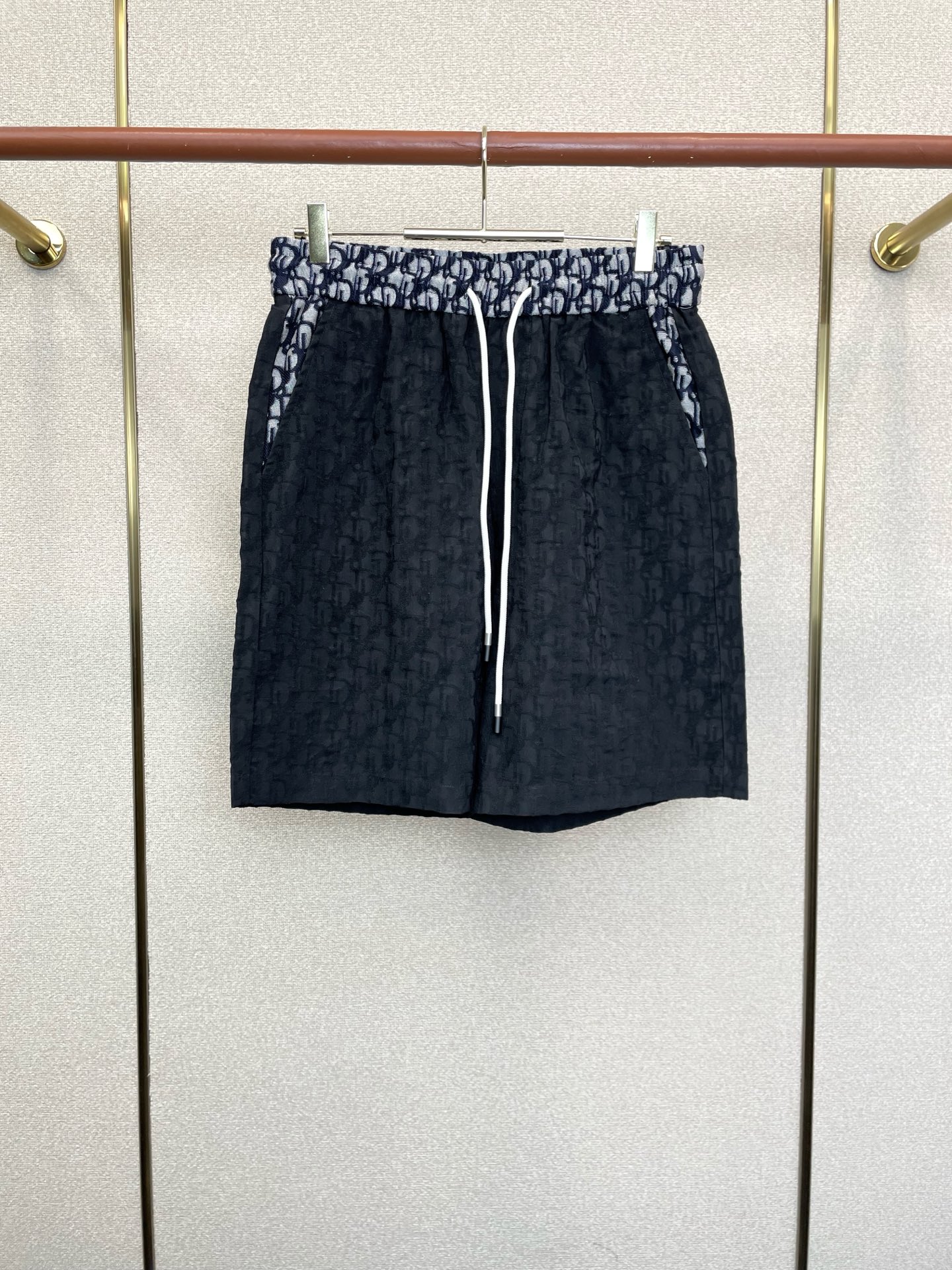 NO:913953,.Dior’s new casual shorts are the high-end version of Dior’s high-end version!  Custom-made fabrics at the counter are highly breathable and comfortable, with impeccable details and brand element design concepts, reflecting high quality. It feels delicate and soft!  It presents a casual cut and the upper body shape is awesome!  Code number: M-3XL,,dior,dior,shorts,19860909.Dior迪奥砸锅卖铁都要上的新款新款休闲短裤 高端版本！专柜定制面料 透气舒适度高,细节无可挑剔,品牌元素设计理念,体现高品质.手感细腻柔软！呈现休闲裁剪,上身版型超赞！码数:M-3XL,,dior,dior,shorts,,Men's clothing
