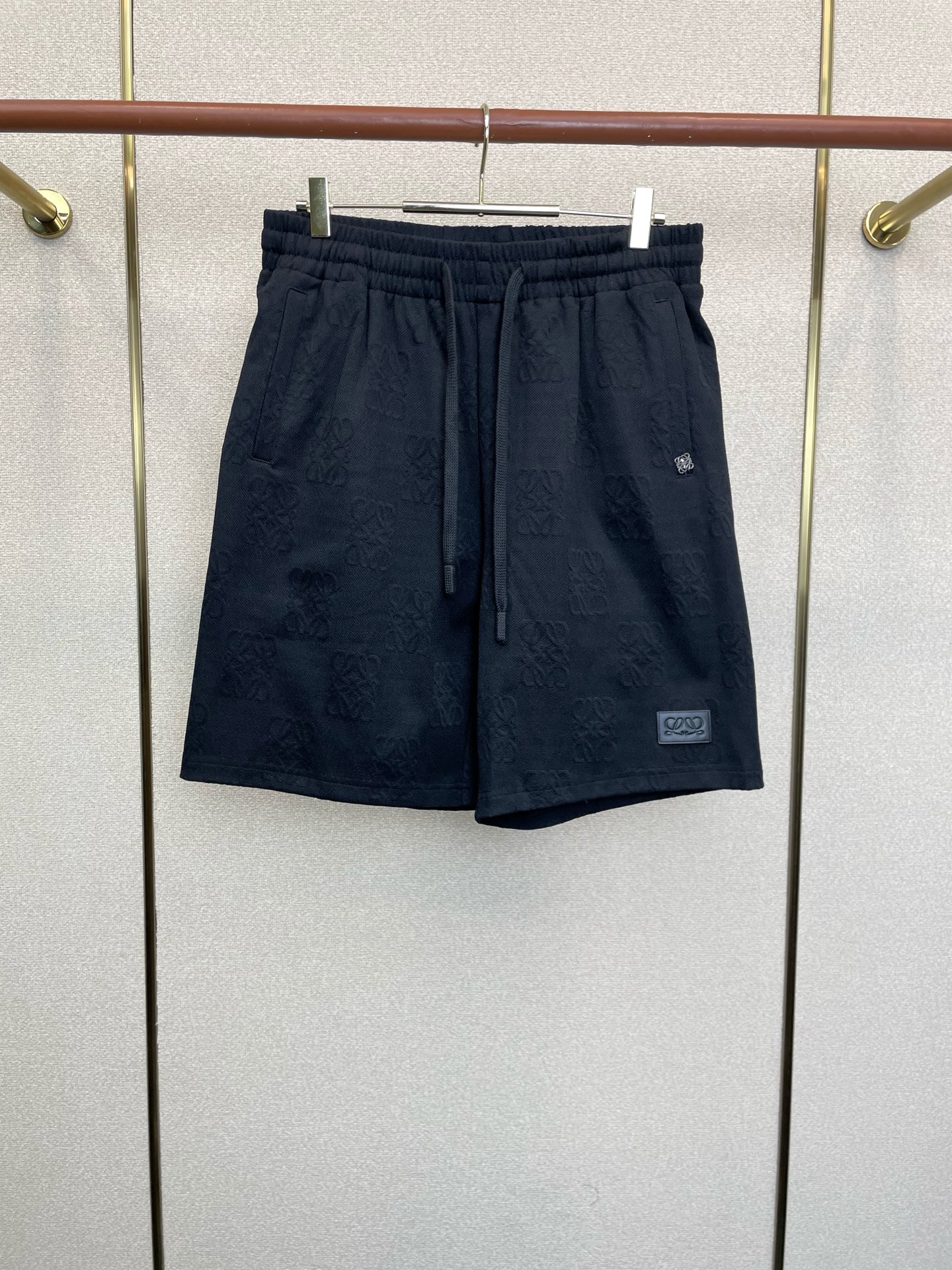NO:915852,.LOEWE's new casual shorts are the latest high-end version!  Custom-made fabrics at the counter are highly breathable and comfortable, with impeccable details and brand element design concepts, reflecting high quality. It feels delicate and soft!  It presents a casual cut and the upper body shape is awesome!  Code number: M-3XL,,loewe,loewe,shorts,19860909.LOEWE罗意威砸锅卖铁都要上的新款新款休闲短裤 高端版本！专柜定制面料 透气舒适度高,细节无可挑剔,品牌元素设计理念,体现高品质.手感细腻柔软！呈现休闲裁剪,上身版型超赞！码数:M-3XL,,loewe,loewe,shorts,,Men's clothing