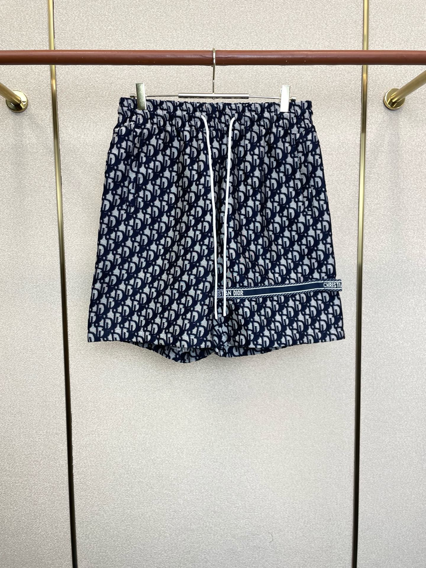 NO:915843,.Dior’s new casual shorts are the high-end version of Dior’s high-end version!  Custom-made fabrics at the counter are highly breathable and comfortable, with impeccable details and brand element design concepts, reflecting high quality. It feels delicate and soft!  It presents a casual cut and the upper body shape is awesome!  Code number: M-3XL,,dior,dior,shorts,19860909.Dior迪奥砸锅卖铁都要上的新款新款休闲短裤 高端版本！专柜定制面料 透气舒适度高,细节无可挑剔,品牌元素设计理念,体现高品质.手感细腻柔软！呈现休闲裁剪,上身版型超赞！码数:M-3XL,,dior,dior,shorts,,Men's clothing