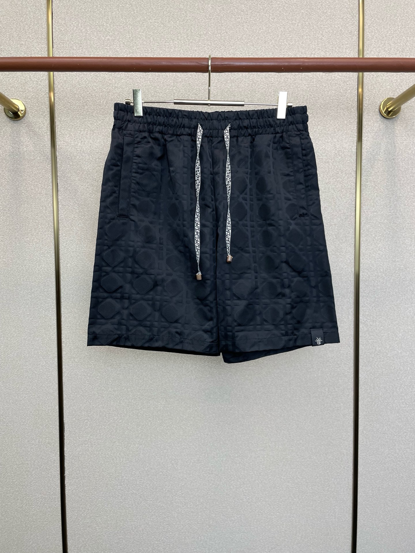 NO:915861,.Dior’s new casual shorts are the high-end version of Dior’s high-end version!  Custom-made fabrics at the counter are highly breathable and comfortable, with impeccable details and brand element design concepts, reflecting high quality. It feels delicate and soft!  It presents a casual cut and the upper body shape is awesome!  Code number: M-3XL,,dior,dior,shorts,19860909.Dior迪奥砸锅卖铁都要上的新款新款休闲短裤 高端版本！专柜定制面料 透气舒适度高,细节无可挑剔,品牌元素设计理念,体现高品质.手感细腻柔软！呈现休闲裁剪,上身版型超赞！码数:M-3XL,,dior,dior,shorts,,Men's clothing