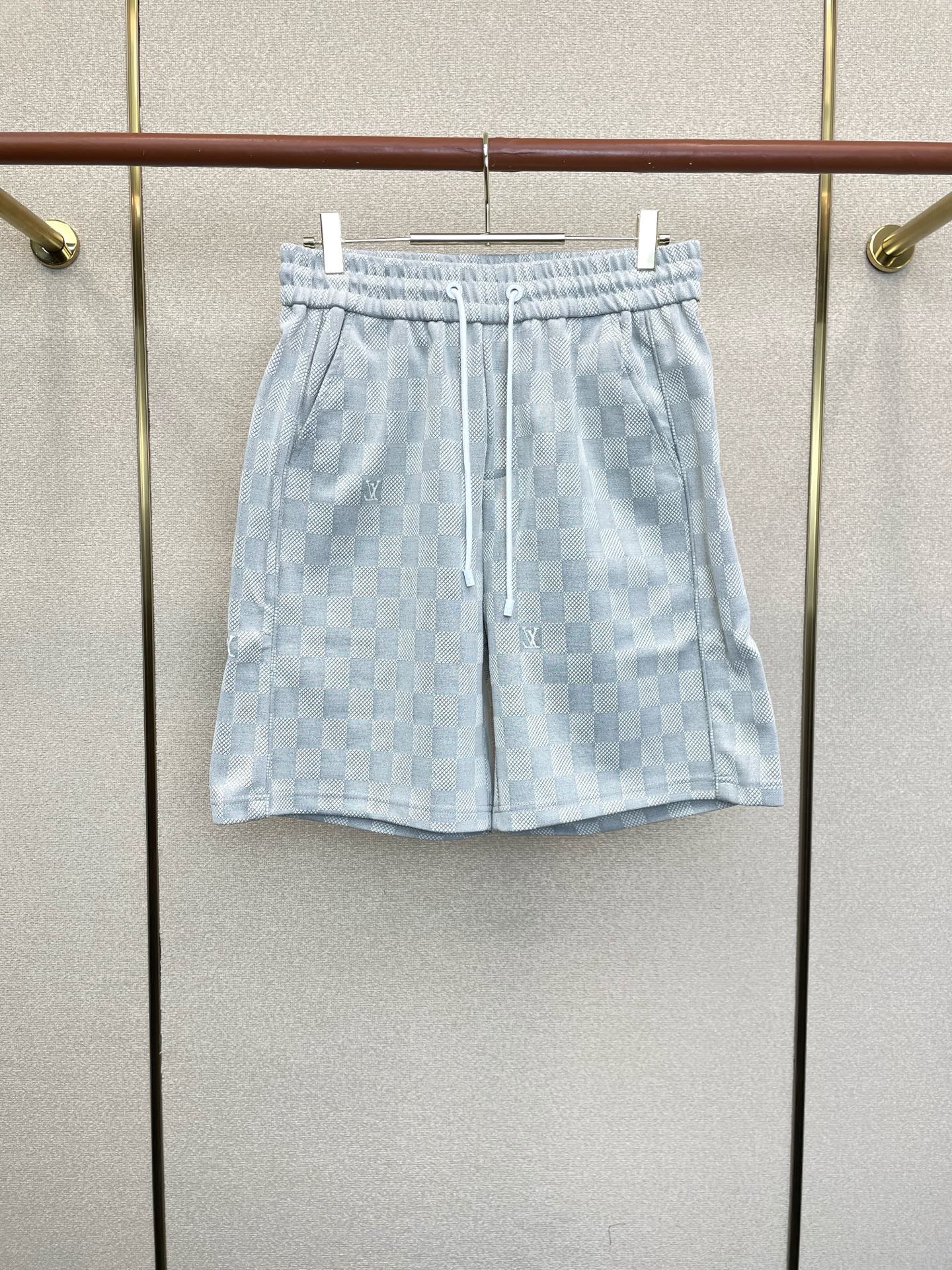 NO:913958,.Louis Vuitton’s new casual shorts are a high-end version that everyone has to sell!  Custom-made fabrics at the counter are highly breathable and comfortable, with impeccable details and brand element design concepts, reflecting high quality. It feels delicate and soft!  It presents a casual cut and the upper body shape is awesome!  Size: M-3XL,,louis vuitton,louis vuitton,shorts,19860909.Louis Vuitton路易威登砸锅卖铁都要上的新款新款休闲短裤 高端版本！专柜定制面料 透气舒适度高,细节无可挑剔,品牌元素设计理念,体现高品质.手感细腻柔软！呈现休闲裁剪,上身版型超赞！码数:M-3XL,,louis vuitton,louis vuitton,shorts,,Men's clothing