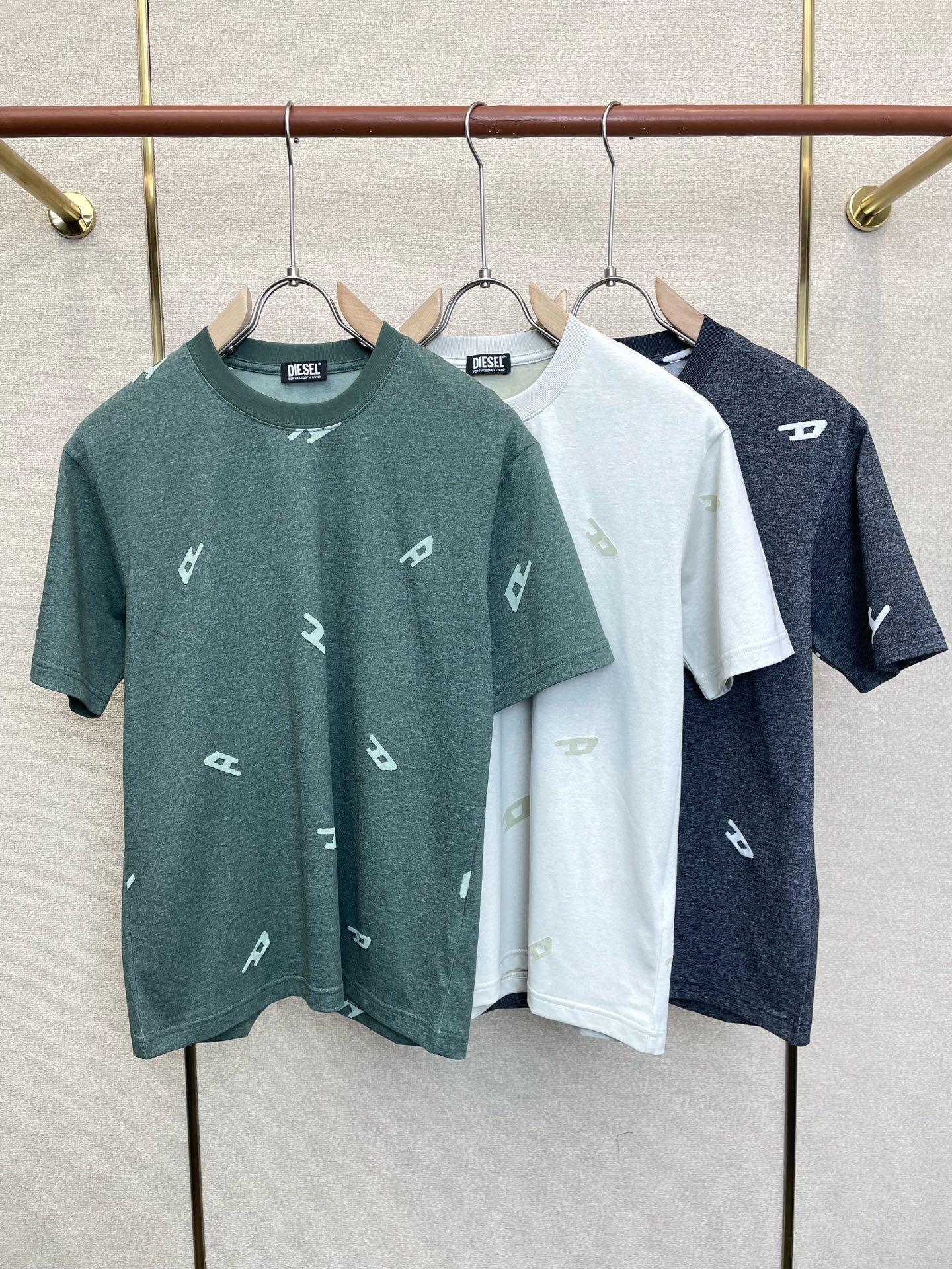 NO:913931,.DIESEL is a must-have new model. Original men's casual short-sleeves. High-end customization. High-end version. Fashionable and versatile imported fabrics. Super soft and delicate feel. Skin-friendly and comfortable to wear. High-end boutique. The upper body is exquisitely made by the OEM. A must-have item for men. Three complete standards. Size M-3XL, T-shirt.19860909.DIESEL迪赛砸锅卖铁都要上的新款新款原单男士休闲短袖 高端定制 高端版本 时尚百搭爆款进口面料 手感超柔软细腻 穿着亲肤舒适 高端精品 代工厂精细做上身非常赞 男士必备单品 三标齐全 码数M-3XL,,T-shirt,,Men's clothing