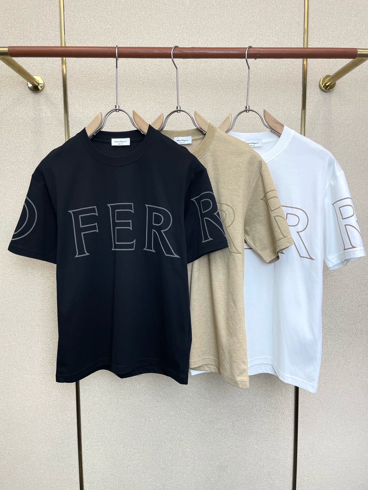 NO:915853,.Moncler's new and original men's casual short-sleeve, high-end customized, high-end version, fashionable and versatile imported fabrics, super soft and delicate to the touch, skin-friendly and comfortable to wear, high-end boutique, the upper body is exquisitely made by the factory, a must-have item for men, complete with three standards, size M-3XL, Moncler, T-shirt,19860909.Moncler蒙口砸锅卖铁都要上的新款新款原单男士休闲短袖 高端定制 高端版本 时尚百搭爆款进口面料 手感超柔软细腻 穿着亲肤舒适 高端精品 代工厂精细做上身非常赞 男士必备单品 三标齐全 码数M-3XL,,Moncler,T-shirt,,Men's clothing