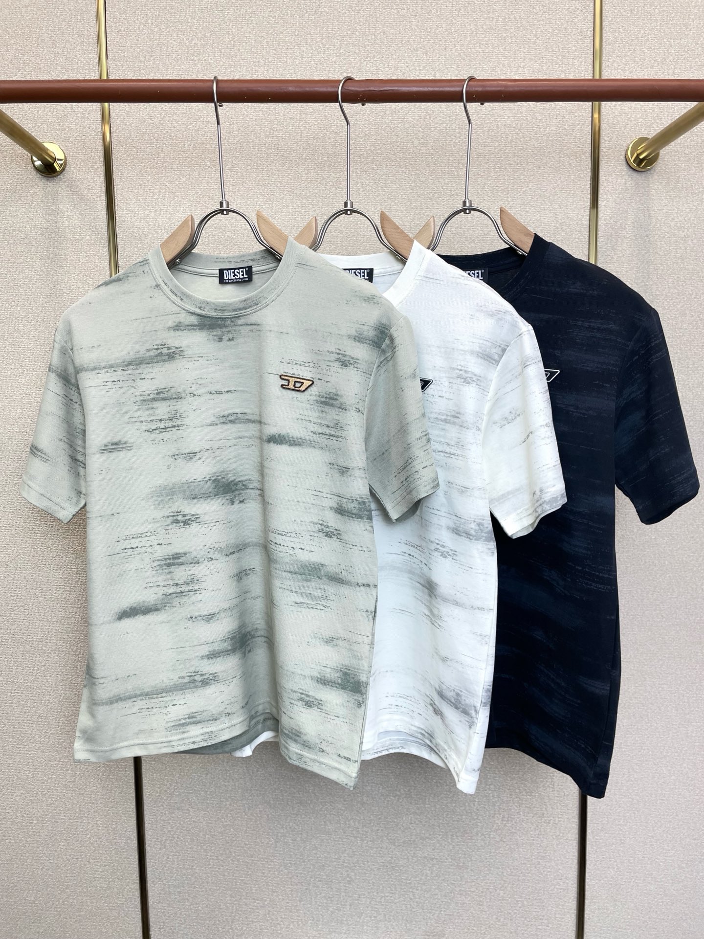 NO:915859,.DIESEL is a must-have new model. Original men's casual short-sleeves. High-end customization. High-end version. Fashionable and versatile imported fabrics. Super soft and delicate feel. Skin-friendly and comfortable to wear. High-end boutique. The upper body is exquisitely made by the OEM. A must-have item for men. Three complete standards. Size M-3XL, T-shirt.19860909.DIESEL迪赛砸锅卖铁都要上的新款新款原单男士休闲短袖 高端定制 高端版本 时尚百搭爆款进口面料 手感超柔软细腻 穿着亲肤舒适 高端精品 代工厂精细做上身非常赞 男士必备单品 三标齐全 码数M-3XL,,T-shirt,,Men's clothing