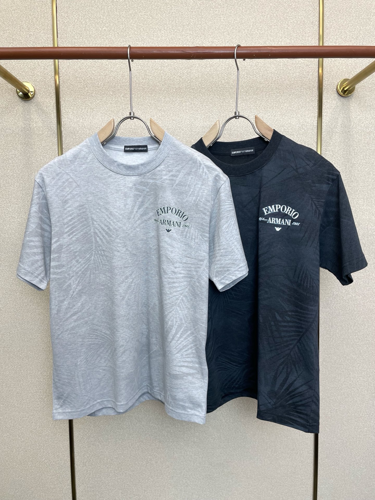 NO:915842,.ARMANI is a must-have new model of original men's casual short-sleeves. High-end customization. High-end version. Fashionable and versatile imported fabrics. Super soft and delicate feel. Skin-friendly and comfortable to wear. High-end boutique. The upper body is exquisitely made by the factory. A must-have item for men. Complete with three standards. Size M-3XL,,armani,armani,T-shirt,19860909.ARMANI阿玛尼砸锅卖铁都要上的新款新款原单男士休闲短袖 高端定制 高端版本 时尚百搭爆款进口面料 手感超柔软细腻 穿着亲肤舒适 高端精品 代工厂精细做上身非常赞 男士必备单品 三标齐全 码数M-3XL,,armani,armani,T-shirt,,Men's clothing