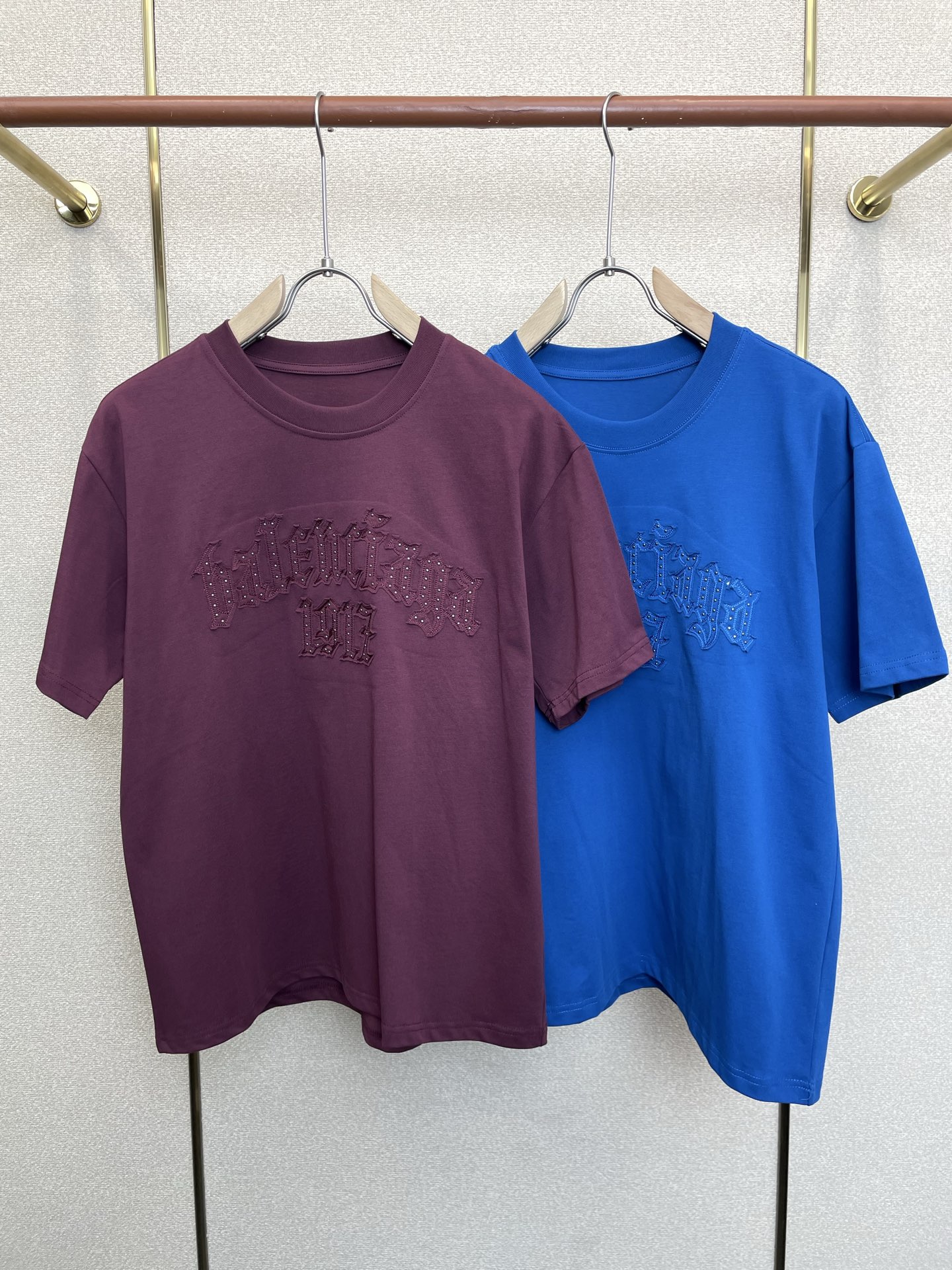 NO:913940,.Balenciaga's new and original men's casual short-sleeves are sold at all times. High-end customization. High-end version. Fashionable and versatile imported fabrics. Super soft and delicate feel. Skin-friendly and comfortable to wear. High-end boutique. The upper body is finely made by the factory. It is a must-have item for men. Three standards are complete. Size S-3XL,,balenciaga,balenciaga,T-shirt,19860909.Balenciaga巴黎世家砸锅卖铁都要上的新款新款原单男士休闲短袖 高端定制 高端版本 时尚百搭爆款进口面料 手感超柔软细腻 穿着亲肤舒适 高端精品 代工厂精细做上身非常赞 男士必备单品 三标齐全 码数S-3XL,,balenciaga,balenciaga,T-shirt,,Men's clothing