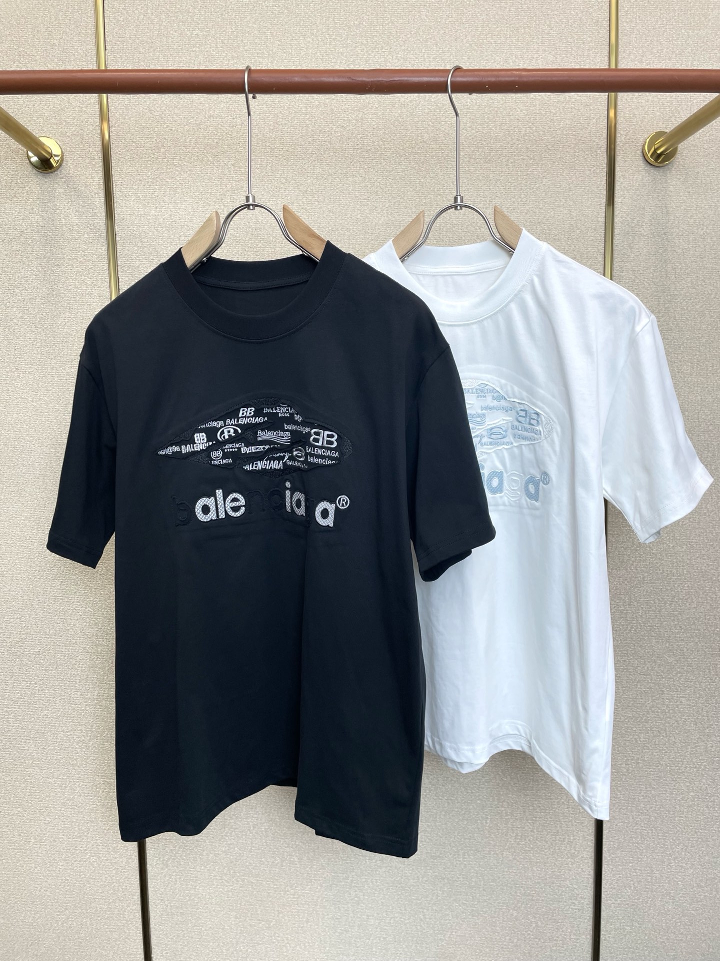 NO:915854,.Balenciaga's new and original men's casual short-sleeves are sold at all times. High-end customization. High-end version. Fashionable and versatile imported fabrics. Super soft and delicate feel. Skin-friendly and comfortable to wear. High-end boutique. The upper body is finely made by the factory. It is a must-have item for men. Three standards are complete. Size S-3XL,,balenciaga,balenciaga,T-shirt,19860909.Balenciaga巴黎世家砸锅卖铁都要上的新款新款原单男士休闲短袖 高端定制 高端版本 时尚百搭爆款进口面料 手感超柔软细腻 穿着亲肤舒适 高端精品 代工厂精细做上身非常赞 男士必备单品 三标齐全 码数S-3XL,,balenciaga,balenciaga,T-shirt,,Men's clothing