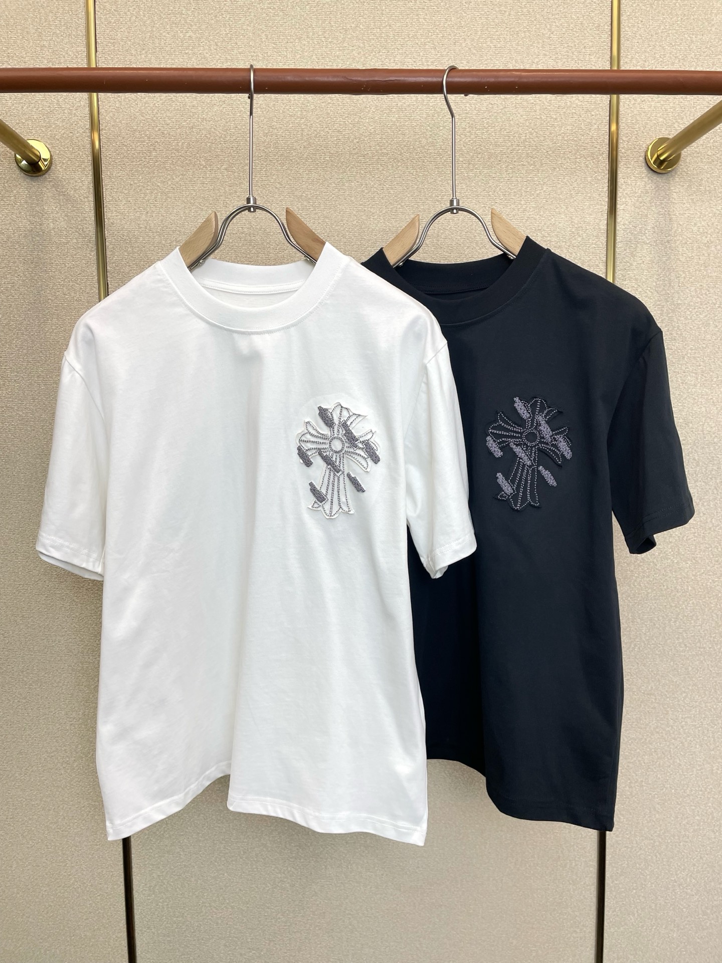 NO:915848,.Chrome hearts Chrome Hearts is a must-have new model of original men's casual short sleeves. High-end customization. High-end version. Fashionable and versatile imported fabrics. Super soft and delicate feel. Skin-friendly and comfortable to wear. High-end boutique. The upper body is finely made by the factory. It is a must-have item for men. Three standards are complete. Size S-3XL,, chrome hearts, chrome hearts, T-shirt,19860909.Chrome hearts克罗心砸锅卖铁都要上的新款新款原单男士休闲短袖 高端定制 高端版本 时尚百搭爆款进口面料 手感超柔软细腻 穿着亲肤舒适 高端精品 代工厂精细做上身非常赞 男士必备单品 三标齐全 码数S-3XL,,chrome hearts,chrome hearts,T-shirt,,Men's clothing